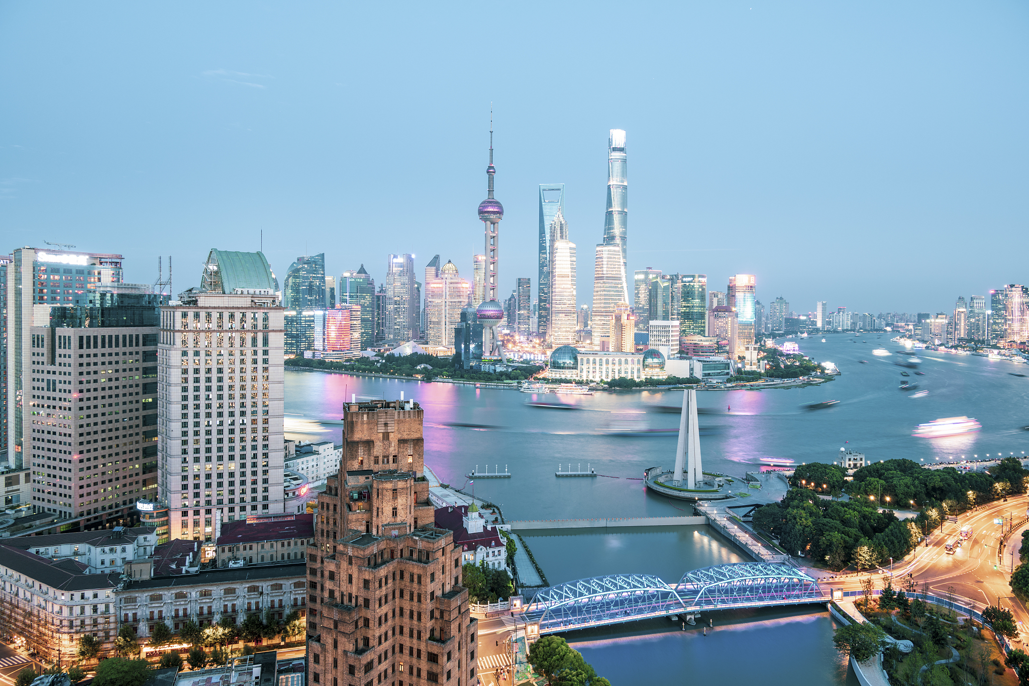 上海外滩眺望黄浦江浦东陆家嘴地标建筑群