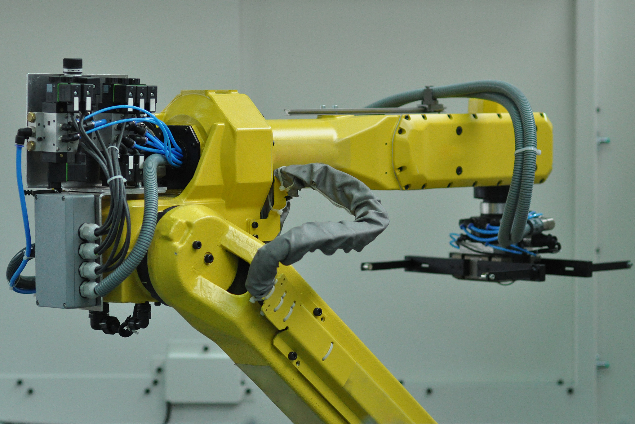 自动换刀机械手各个部件都叫什么 自动换刀机械手各个部件都叫什么