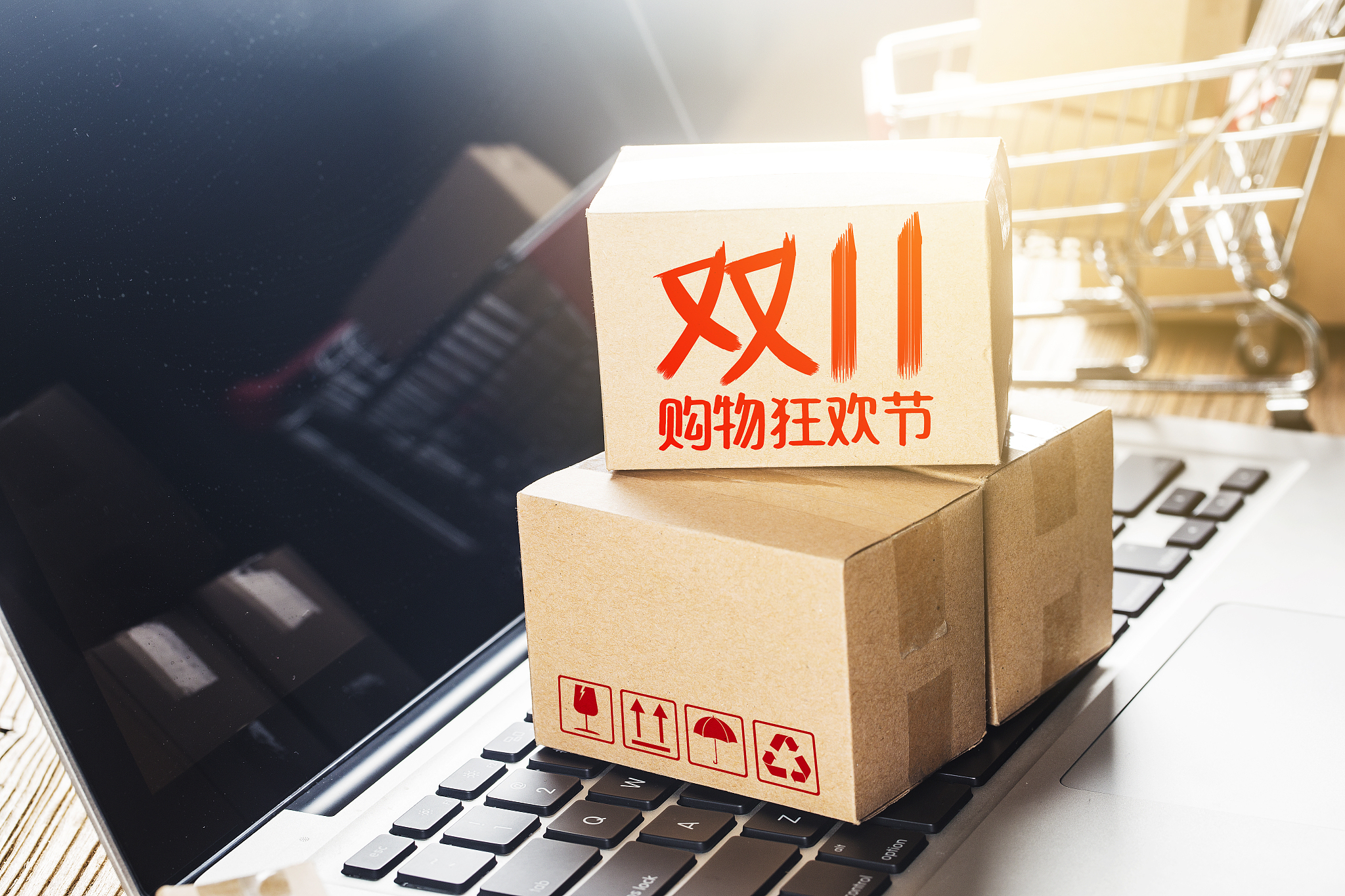 consumers use internet shopping concept
