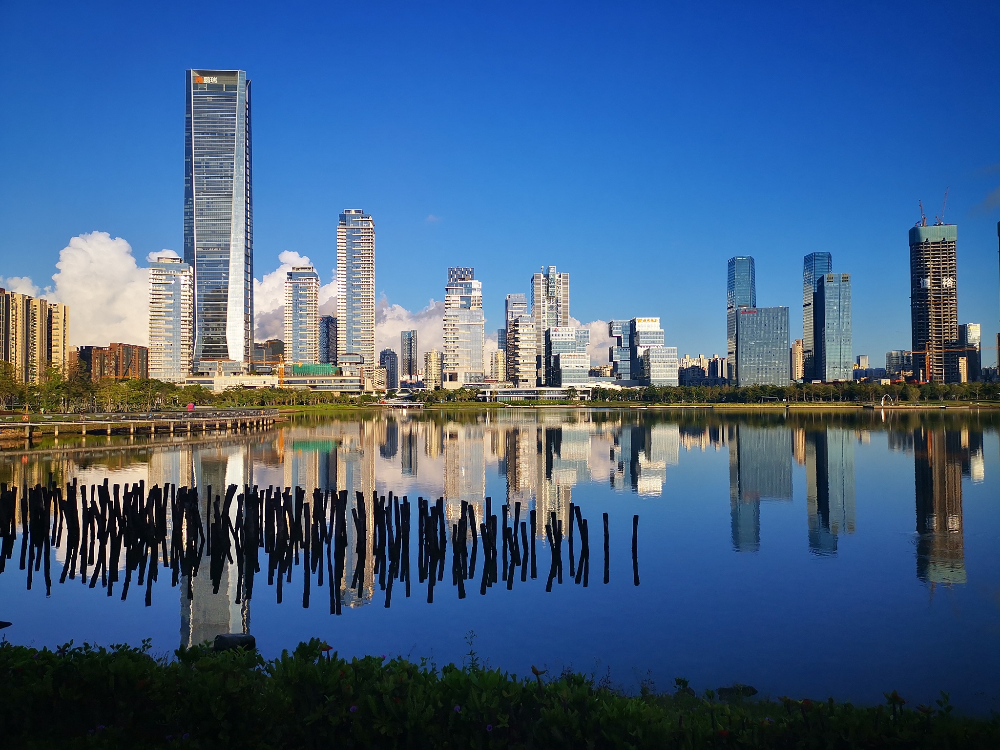 项目经理部在关心关爱职工、做好员工思想引导、立足项目培养人才等方面的具体做法成效、存在的问题和对策思考。5000字论述