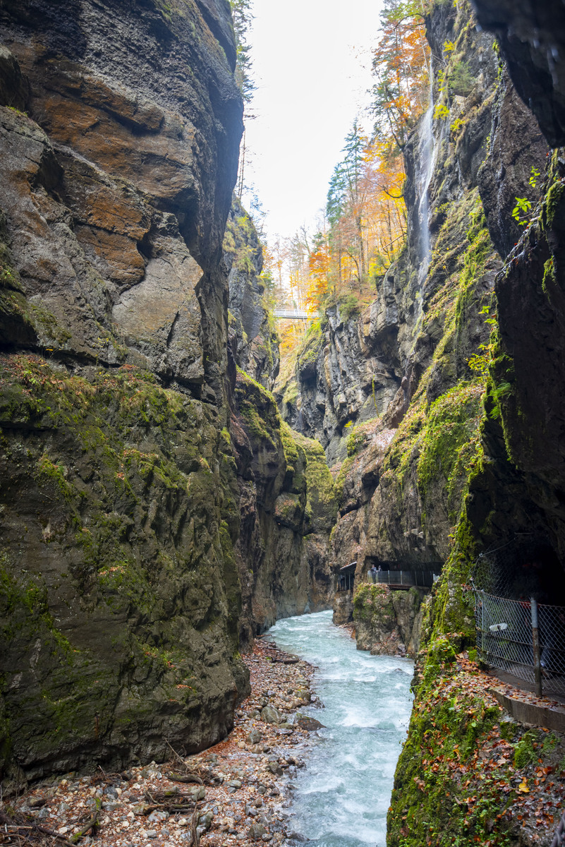 你好您好！有什么可以帮到您呢？帮我随便做一个风景类的短视频大概十秒好的我可以为您制作一个美丽的风景短视频。请问您想要拍摄的地点是哪里呢？中国