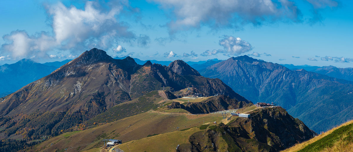 生成一段描述山的文字