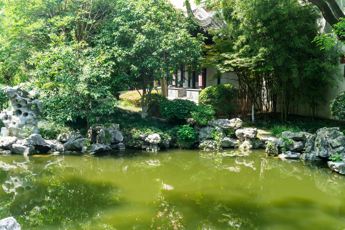 Introduction to Suzhou Garden Tourism in EnglishHelloDear classmates I am lining now I would like to introduce one of my traveling experience Last summer vacation I and my family went to Suzhou We tak