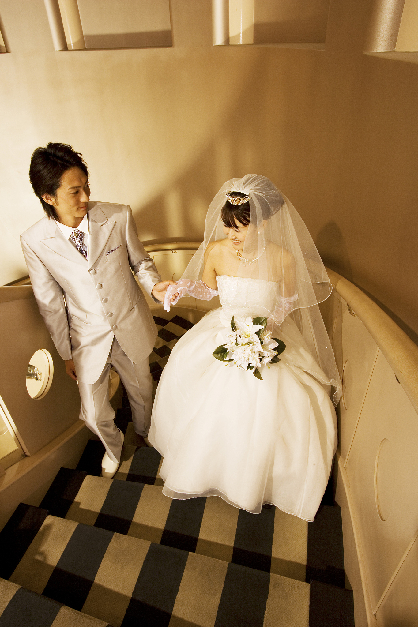 结婚照掉下来寓意什么？解读婚姻的火焰与旅程