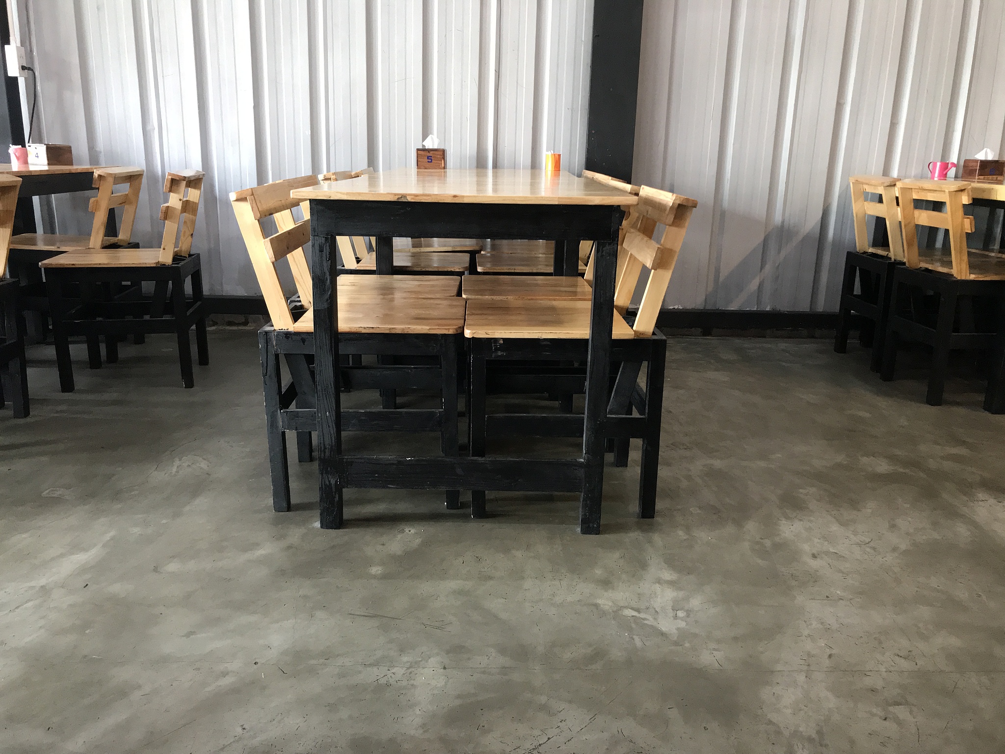 实木餐桌翻新价格多少钱？影响价格因素有哪些？