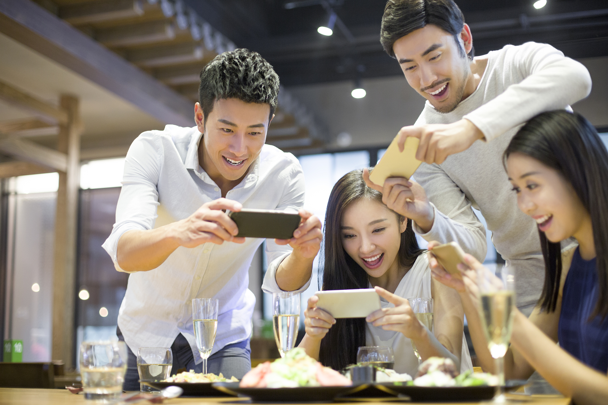 朋友邀约吃饭回复：亲切话语，让聚餐更美好