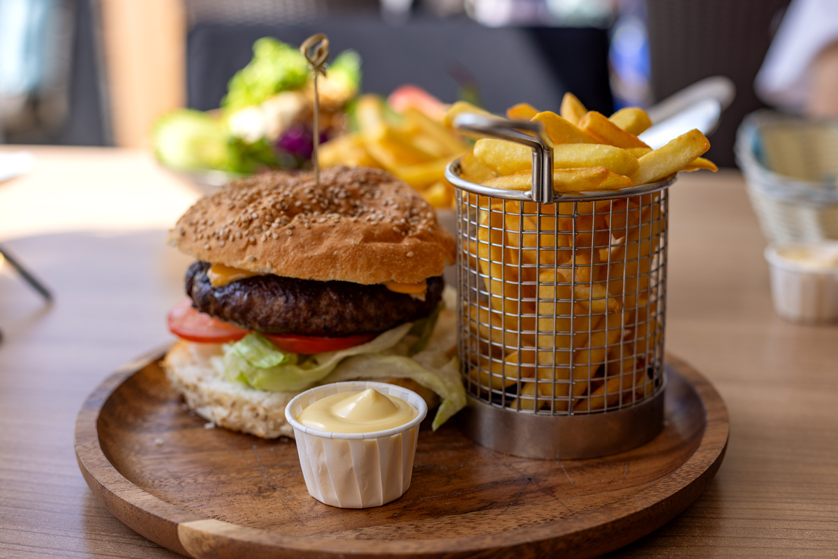 创建一家快餐店构思其背景主营业务地理位置交通路线企业目标长期和短期经营范围与概念物流构成消费人群和swot分析并为其创建一个竞争对手