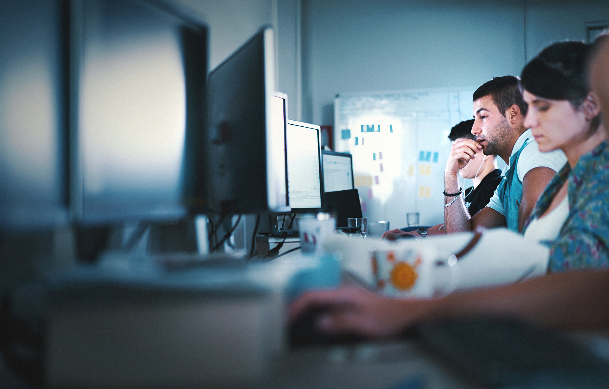 我要访谈一个IT程序员访谈内容：□1您是如何找到这份工作的？□2就您的工作而言您最喜欢什么？最不喜欢什么？□3您的职位是什么？你的主要职责是什么？□4从事此行业的人做些什么？每天的主要工作内容是什么？□5在行业内先从什么样的工作岗位做起能学到最多的知识最有益于发展？□6工作地点在哪里？主要工作场所是什么？有哪些特征？□7您在做这份工作时日常面临的问题是什么什么最有挑战性？□8您个人的主要成就是什么