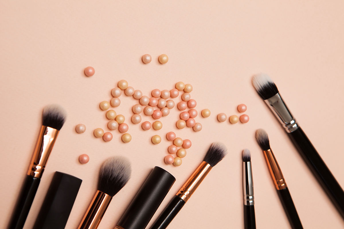 告别卡粉烦恼！魔法粉底刷打造零瑕疵完美底妆