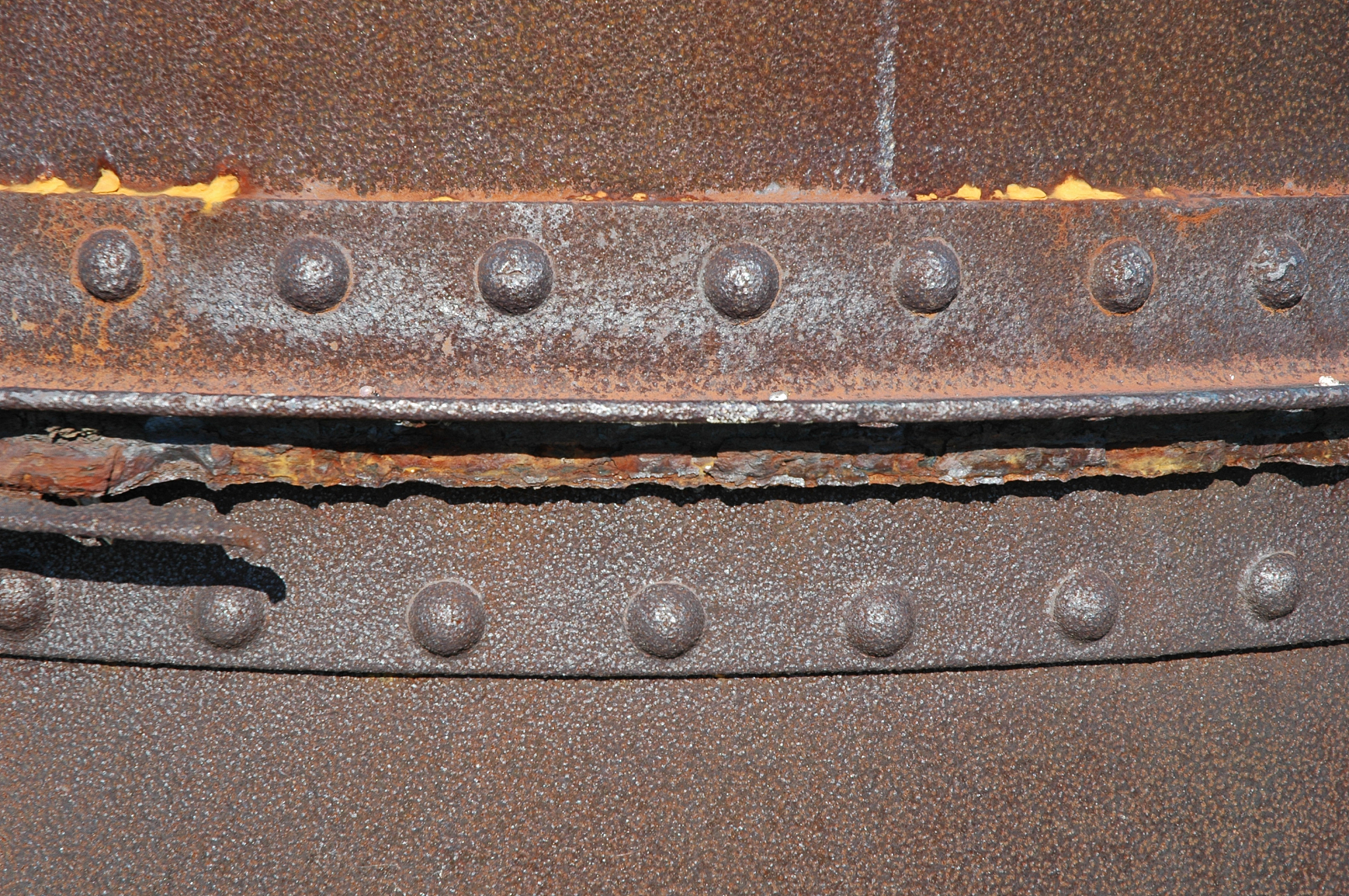 请对下面这段话进行总结：应力腐蚀开裂分为两个阶段即裂纹萌生与裂纹扩展41。Li等42通过研究TC17钛合金在高温高周疲劳下的失效机理发现高温下钛合金表面会形成一层富氧层而富氧层的脆性断裂是高温高周疲劳下钛合金表面裂纹萌生的关键因素。卢云飞等人43通过电化学方法和慢应变速率实验研究了阴极极化电位对Ti31、Ti75以及Ti80钛合金在模拟深海环境中应力腐蚀敏感性的影响时发现随着阴极极化电位的负移三种