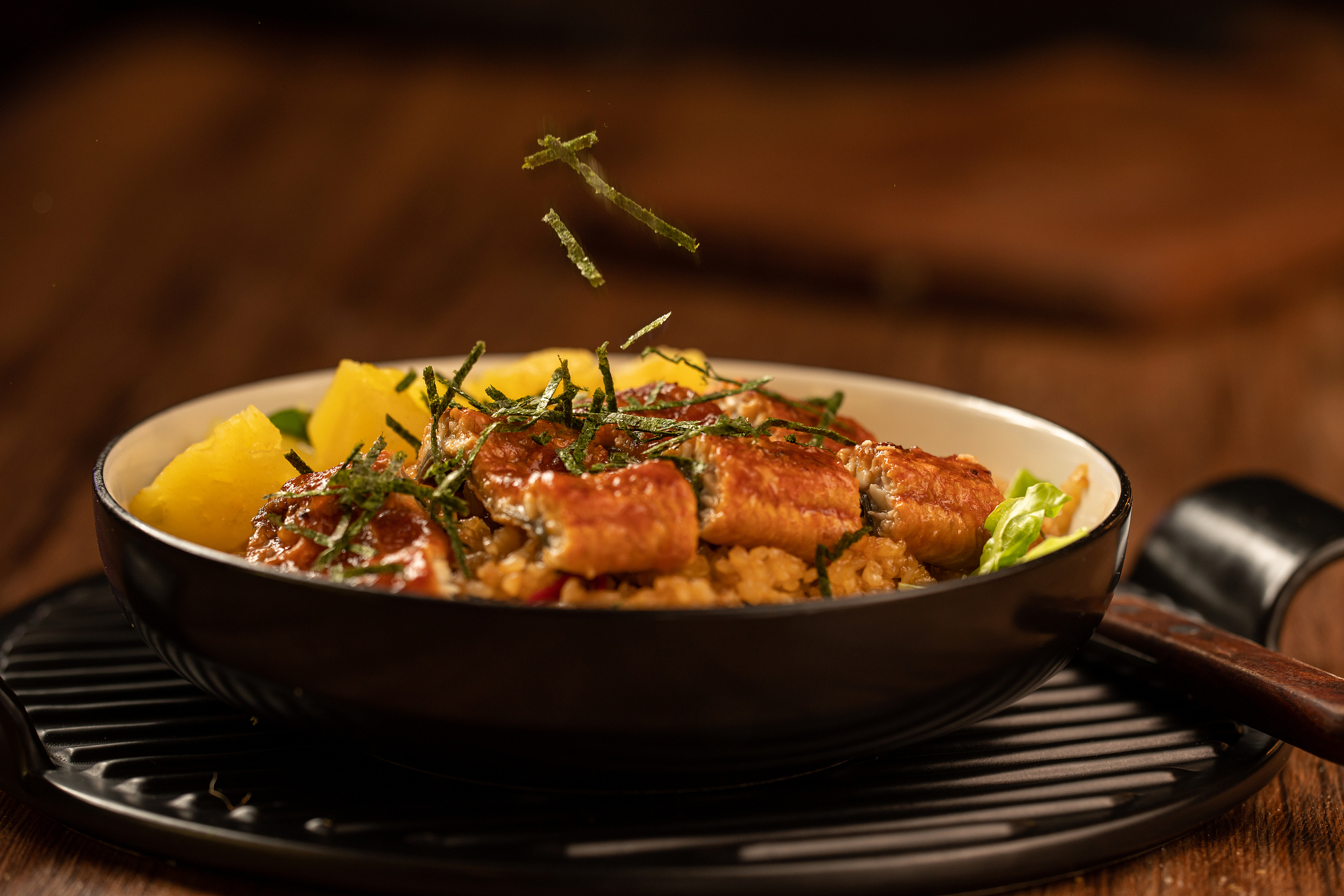 碳烤活鳗鱼：日式酱油和柠檬胡椒两种美味调味