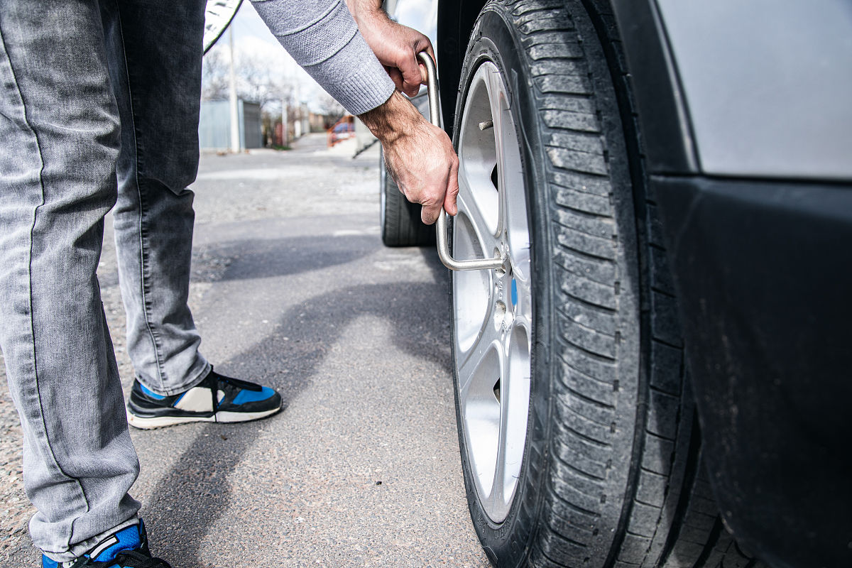 钉子斜着扎入轮胎能补吗