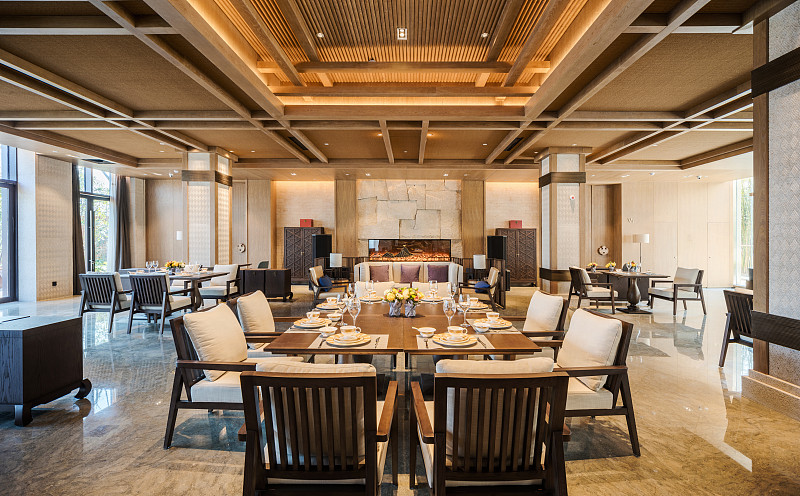 給我一個星級國際大酒店的文案文案需要圍繞著室內設計來描寫該設計風格是高端、奢華、大氣、中式典雅融合了中國傳統文化與黃河文化