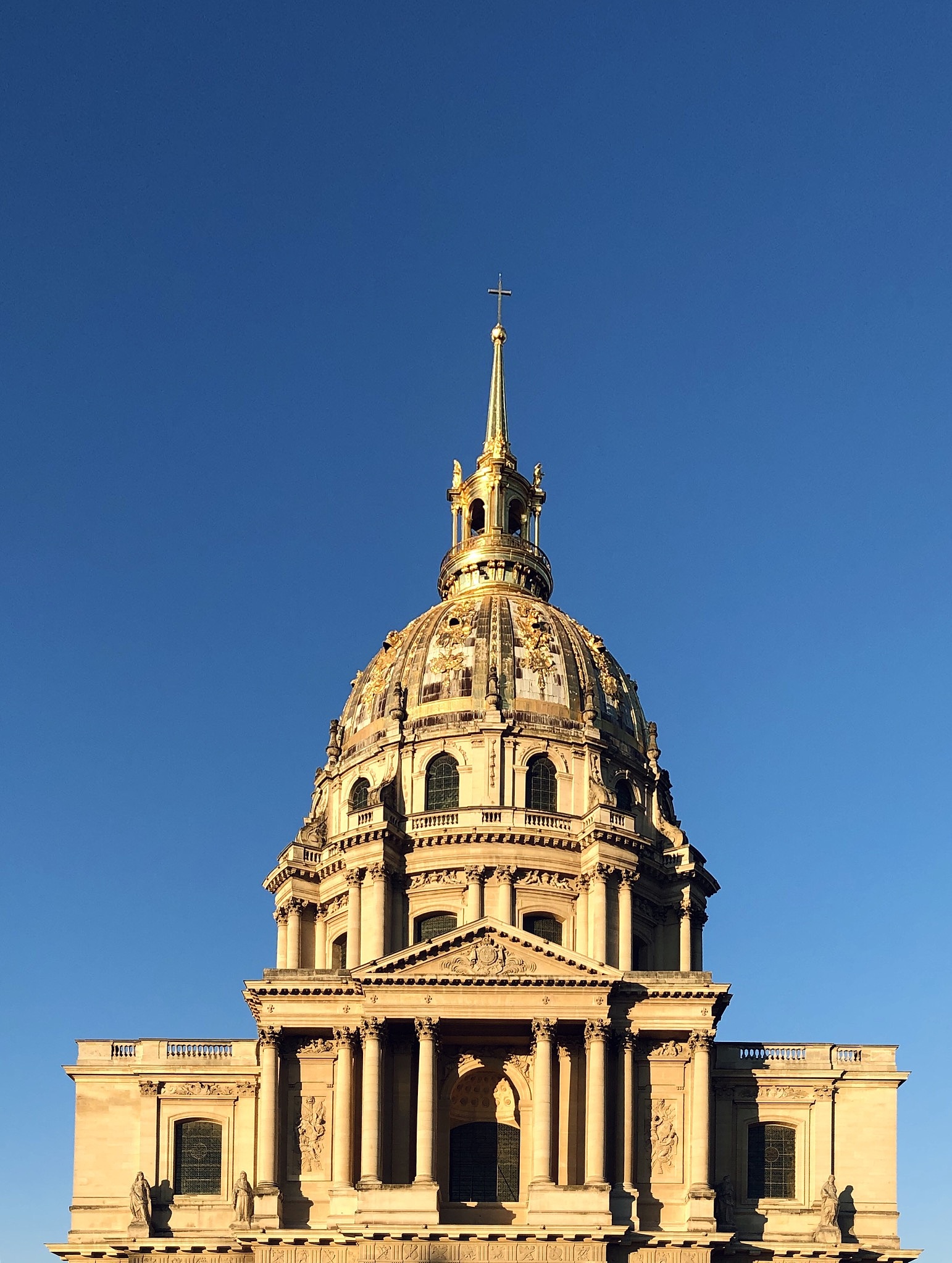 论文内容为中西方建筑在建筑特色的比较字数不少于5000字查重率不超过20