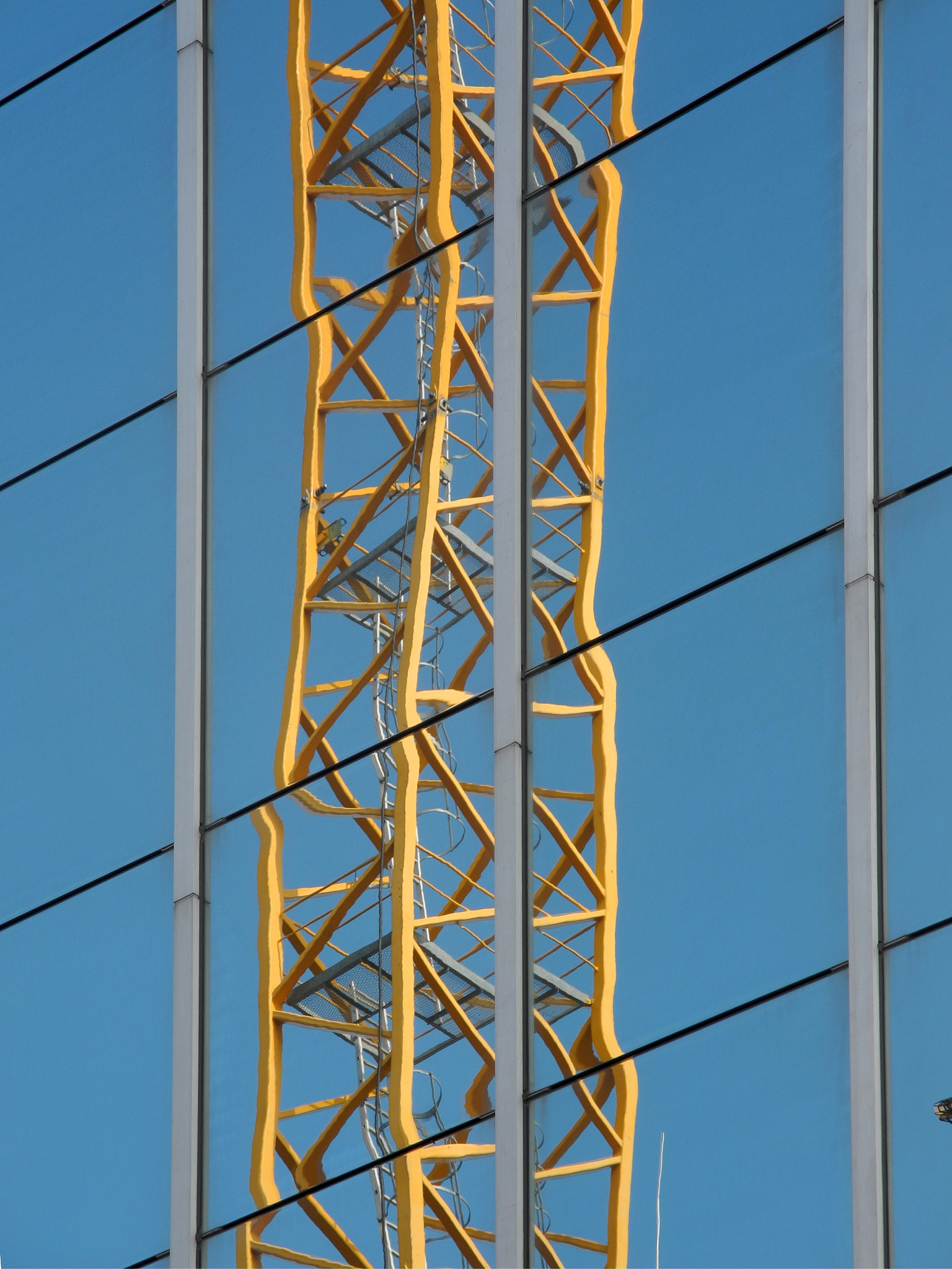 高处作业安全指南：梯子和起重机辅助