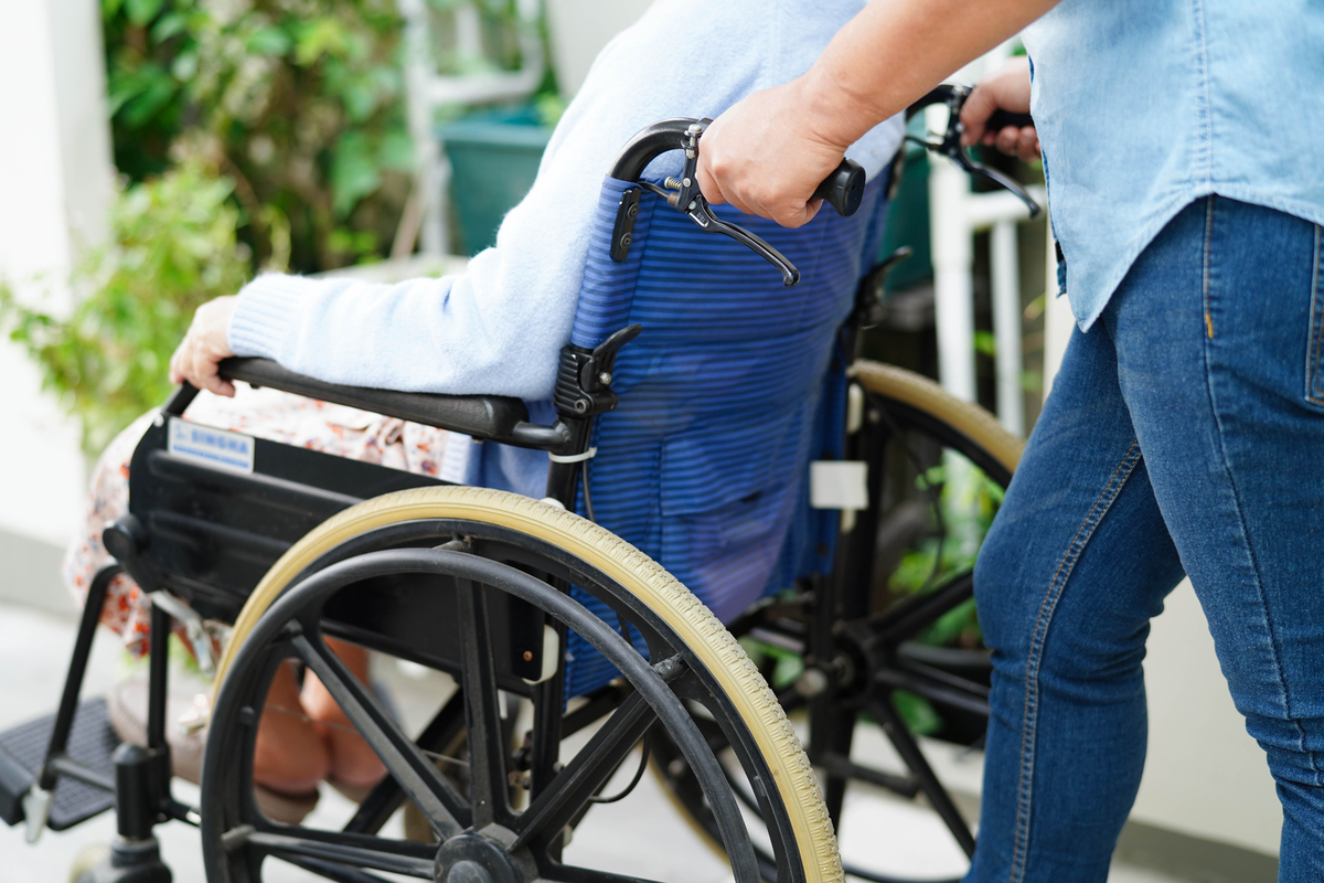 助行设备：轮椅车、助行车、拐杖如何提升行走效率？