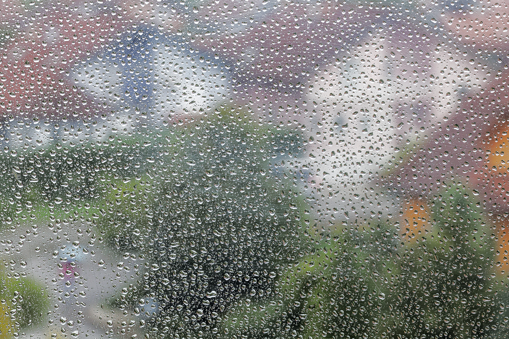 将白玻璃表面毛化处理后得到的毛玻璃其透光性能下降看不清玻璃背面的物体如果在毛玻璃的毛面喷水为什么会导致透光性能变化