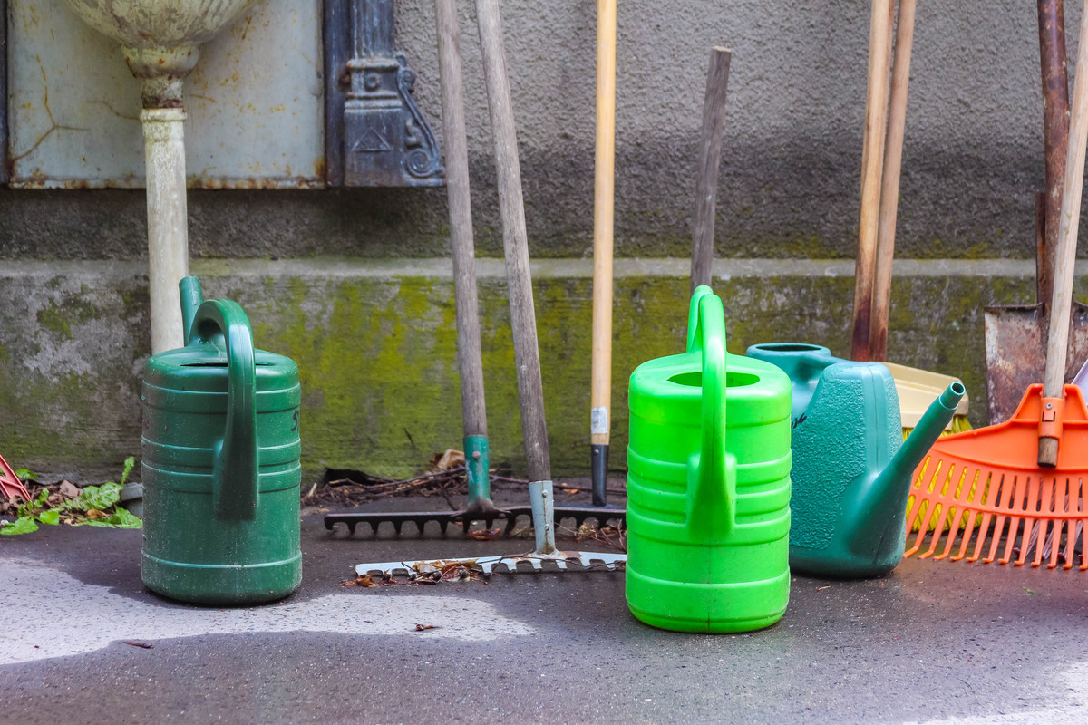 用美式英语写3条关于8Patterns Water Nozzle Head Hose Sprayer Garden Spray Auto Car Washing Home的好评以及其好评标题。结果格式为输出格式为：标题+：+好评内容。