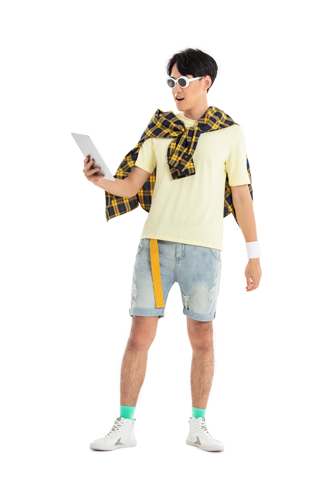 手拿平板电脑的年轻男生