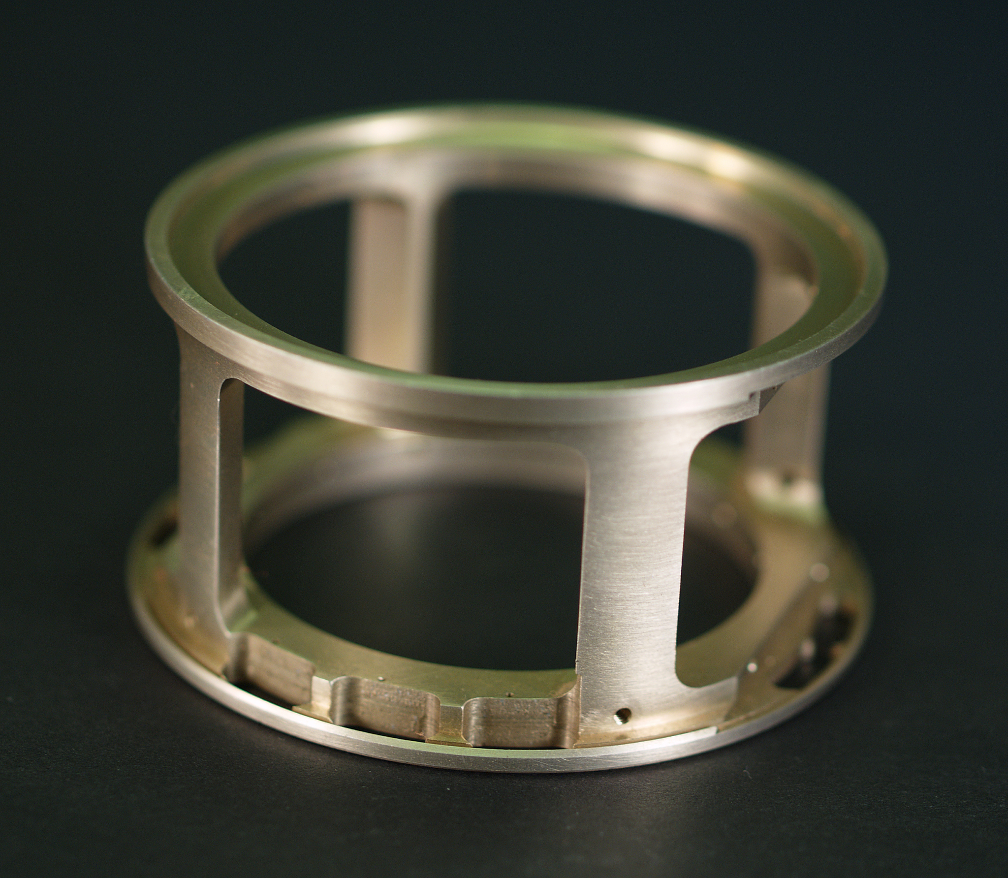 轮轴的上端与转向柱内的转向轴相连因此转向盘的旋转将引起齿条的横向移动从而实现对前轮的操纵。优化这段话