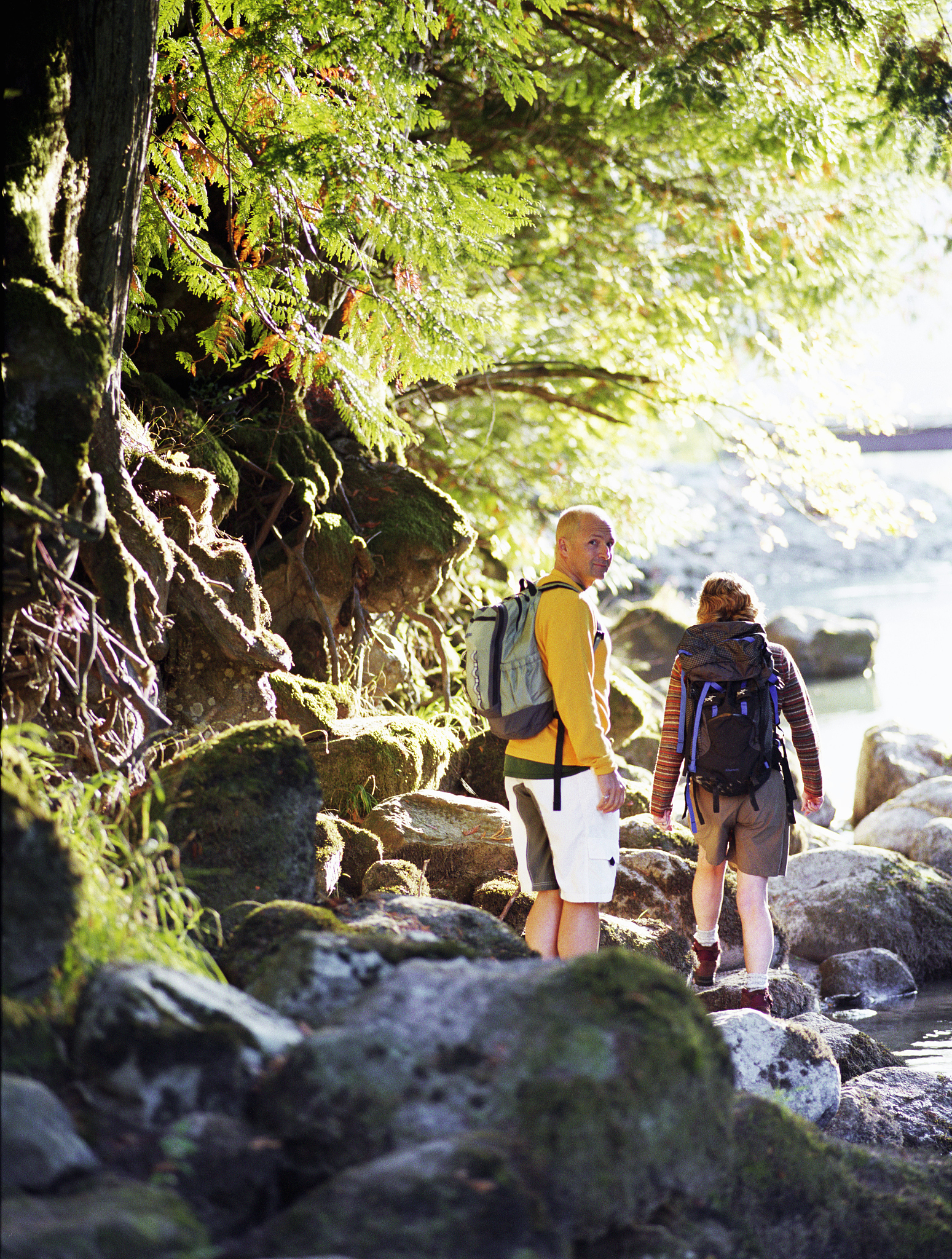 模仿下面这段话我们骑到了一座山林山中鸟儿轻声鸣唱一条小溪从山间缓缓流下有一条通往山上的石板路我们拉着手慢慢向山上爬去虽然山路有些难走但我们都没有喊累因为有你相伴走过的时光都是短暂又快乐的。