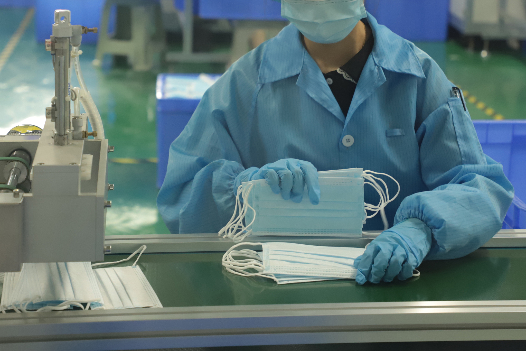 庚子鼠年疫情肆唐口罩成为生活必需品甲、乙两厂分别有4条和5条口罩生产线两厂计划用3天时间赶制1000箱口罩支援疫情若甲厂启用1条乙厂启用2条生产线一天可以生产口罩112箱;若甲厂启用2条乙厂启用3条口罩生产线一天可以生产口罩189箱1甲、乙两厂每条口罩生产线每天的产量各是多少箱2两厂满负荷生产是否可以如期完成任务初一