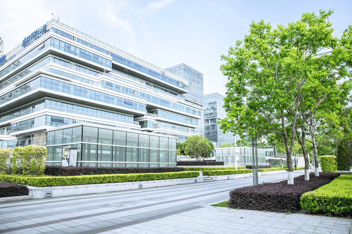 翻译：长沙研发中心位于岳麓区学士街道学士路湖南省特色检验检测园内共包含两个办公楼层总面积为1800多平米除办公区域还包括一个展示厅和三间实验室。经过三年多发展长沙研发中心人才团队不断壮大目前已经拥有150多名员工。