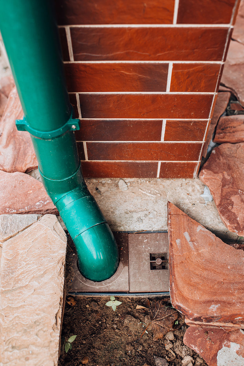 之前在农村建的房子一共三层所以卫生间是单独建的一个屋子现在我住二楼没有卫生间洗手台很不方便能不能再二楼装个卫生间我听家里人说不好弄就凑合住我想知道为什么不好弄是不能加排水管吗？帮我用200字详细描述