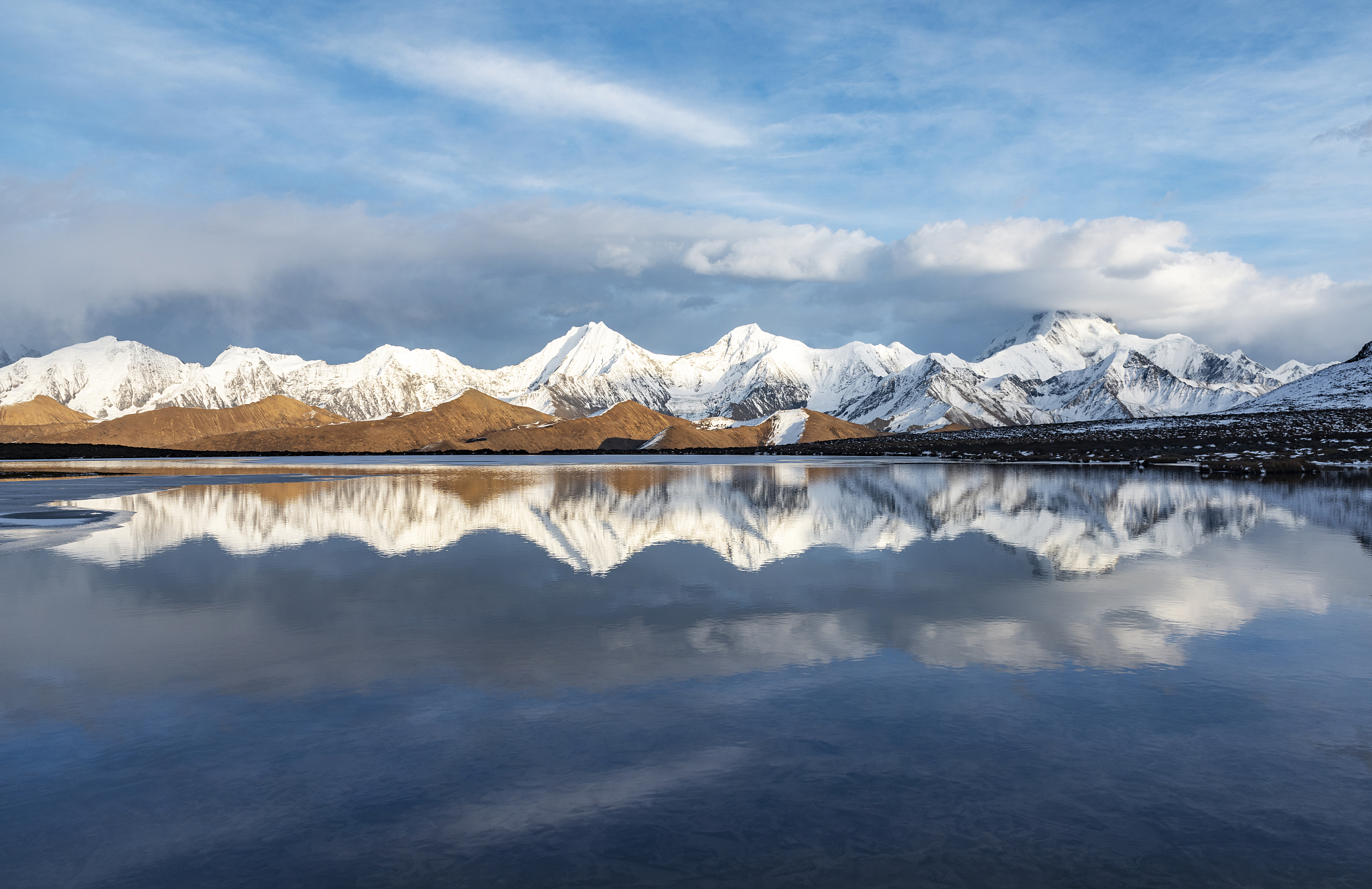 中国四川甘孜州康定贡嘎雪山全景<strong>高清</strong>图