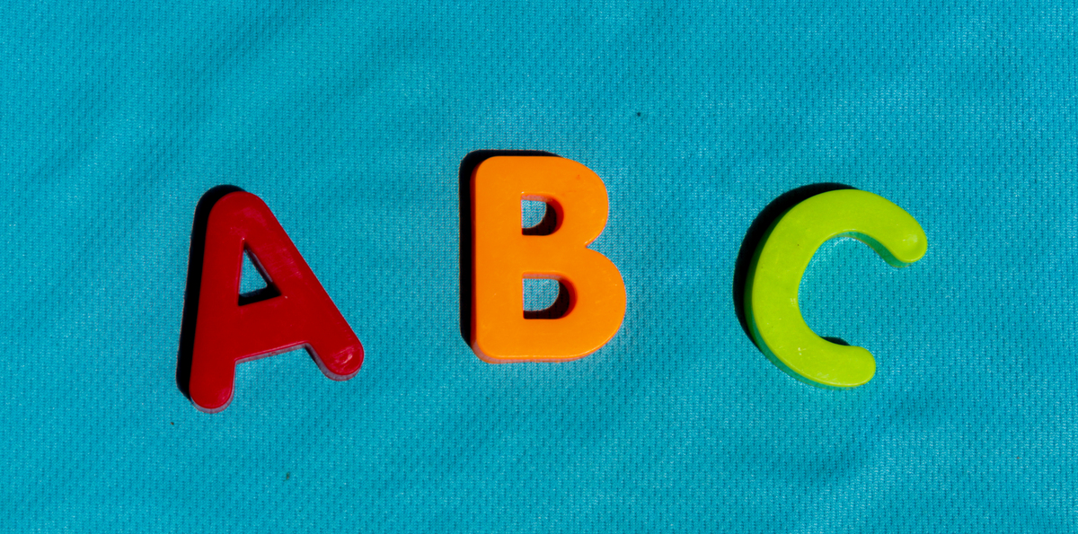 用字母 'W' 和 'E' 能组成哪些单词？