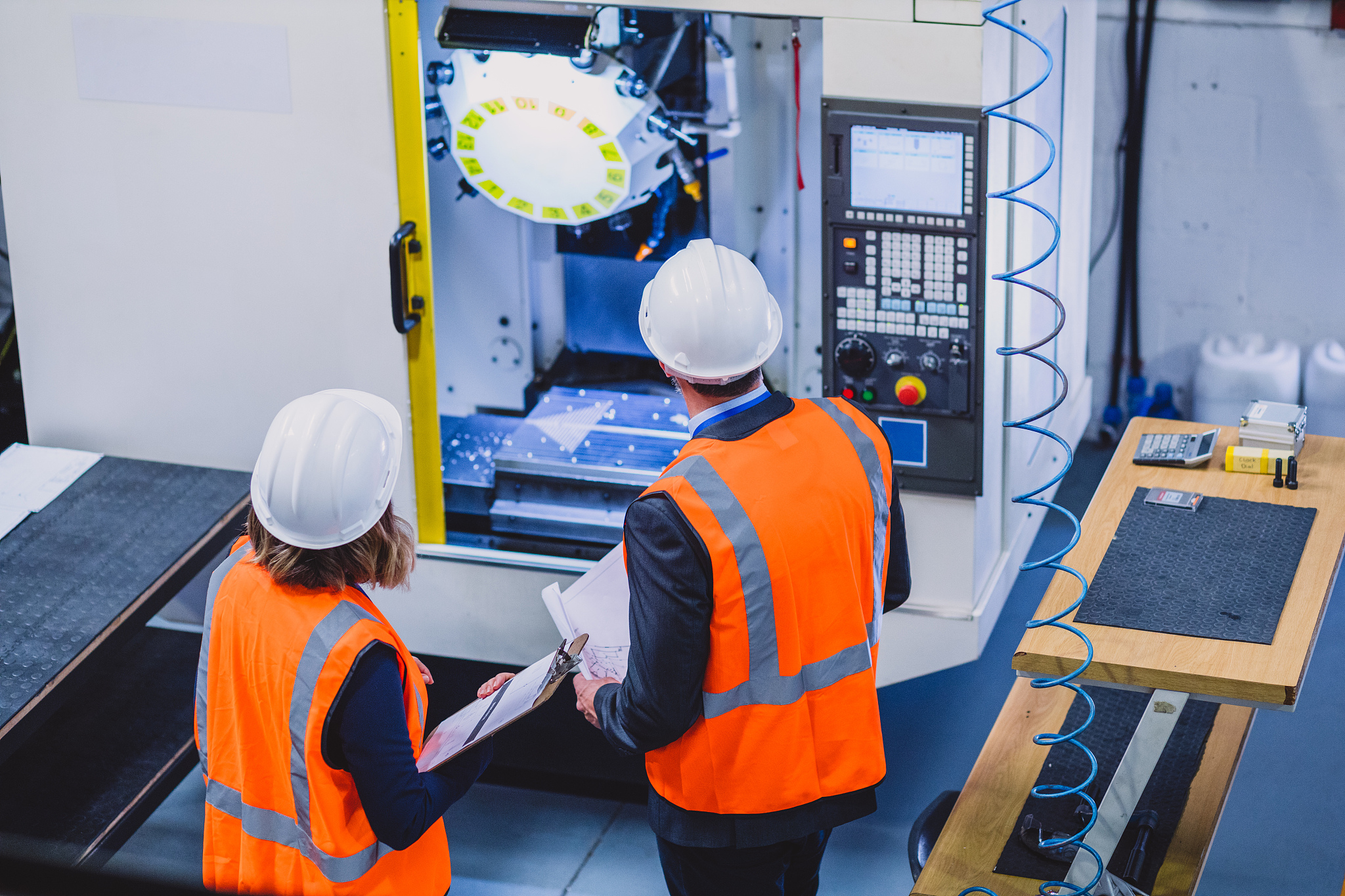 改写要求要以我自己的角度要突出深入车间认真学习各项技术不要列出几点直接给字数300左右亲爱的领导我非常荣幸地宣布作为生产调度员的王亚红在2023年二季度表现优秀因此被提名为股份公司先进工作者涂覆公司的候选人。在此我愿意向您详细介绍一下我在二季度期间的事迹。首先我非常注重按时完成生产任务。我深知生产任务的及时完成对于公司的运营至关重要。在二季度期间我始终保持高度的责任心和工作效率确保每一项生产任务都