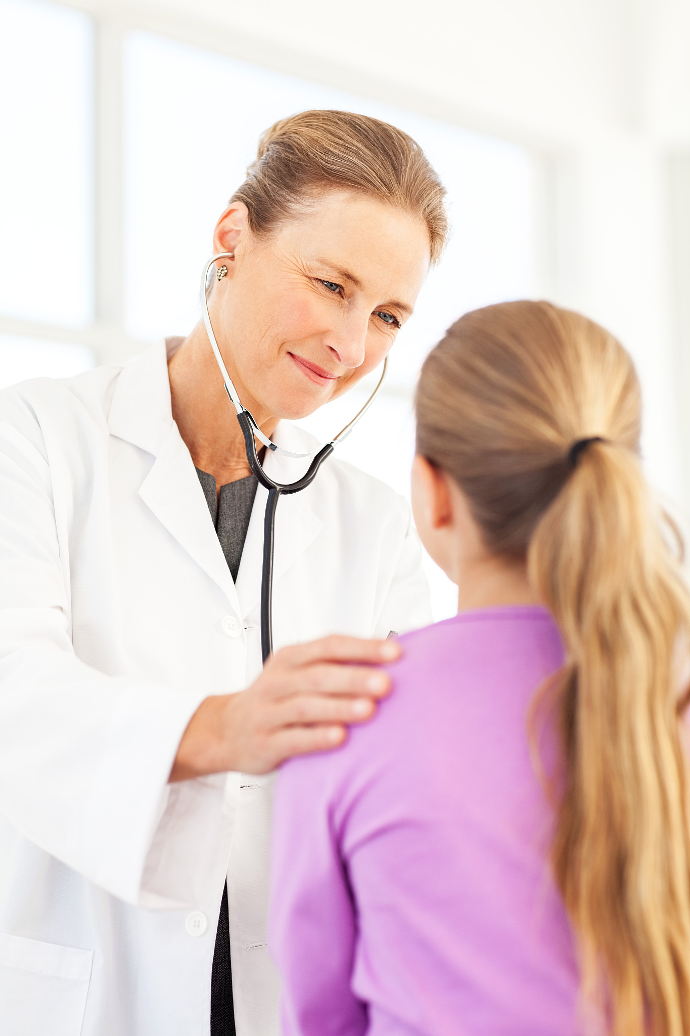 如何安慰伤心女孩：实用技巧和建议