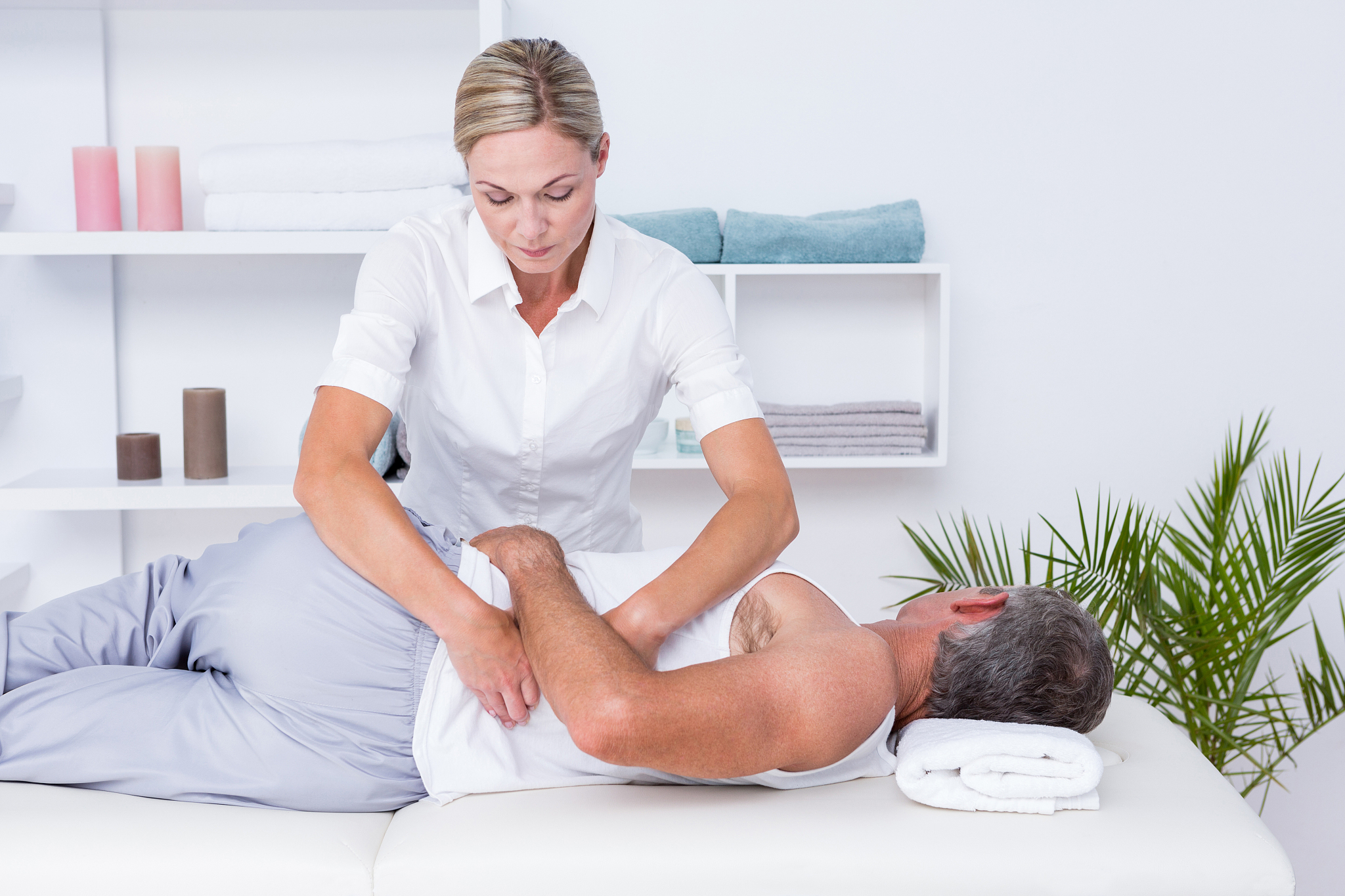physiotherapist doing shoulder m