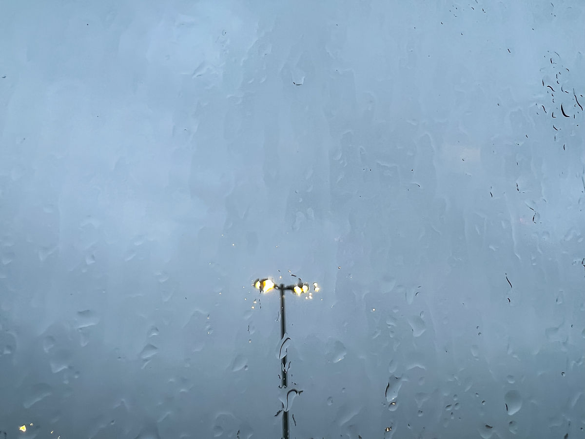 下雨天的小说：回忆、雨水和彩虹