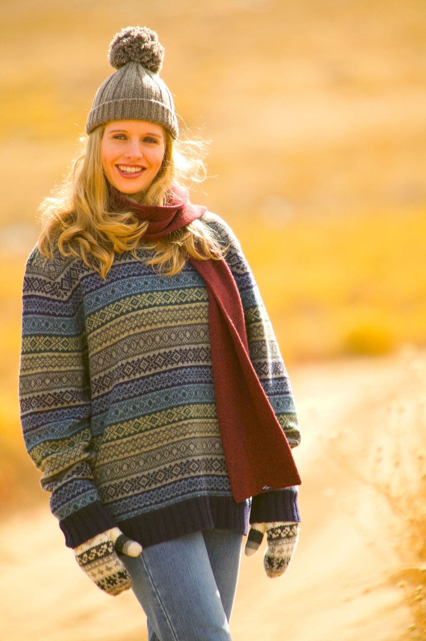 用美式英语写3条关于Womens Autumn And Winter Pullover Bottoming Hooded Cute Pet Print Large Size Loose Colorblock Sweater产品的正面评论。内容附带评论标题评论单词数量小于40个单词。