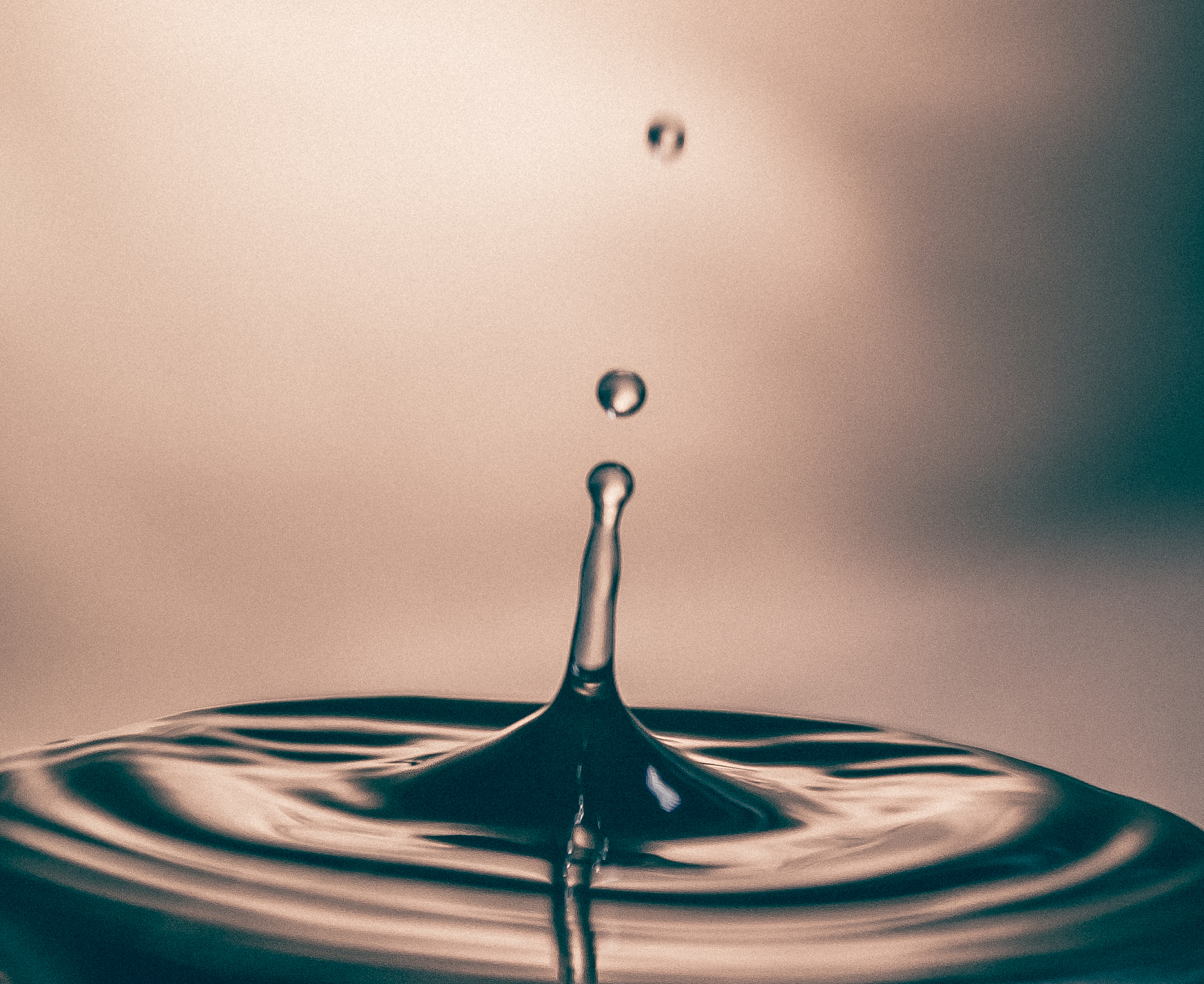 一滴水融入大海永不干涸：解析其中的深刻寓意