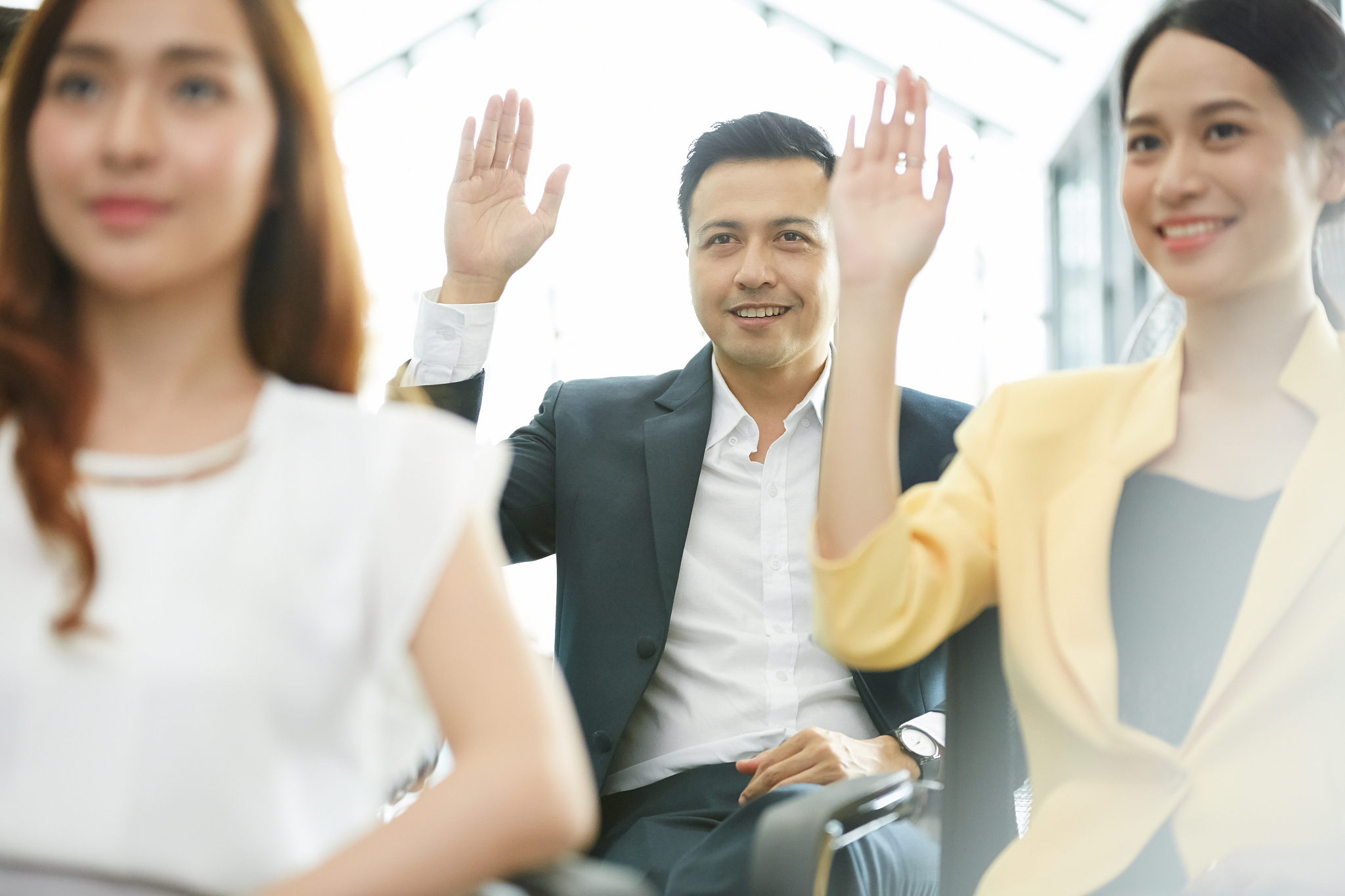 如何巧妙回答老板关于'国外人很热情'的观点？