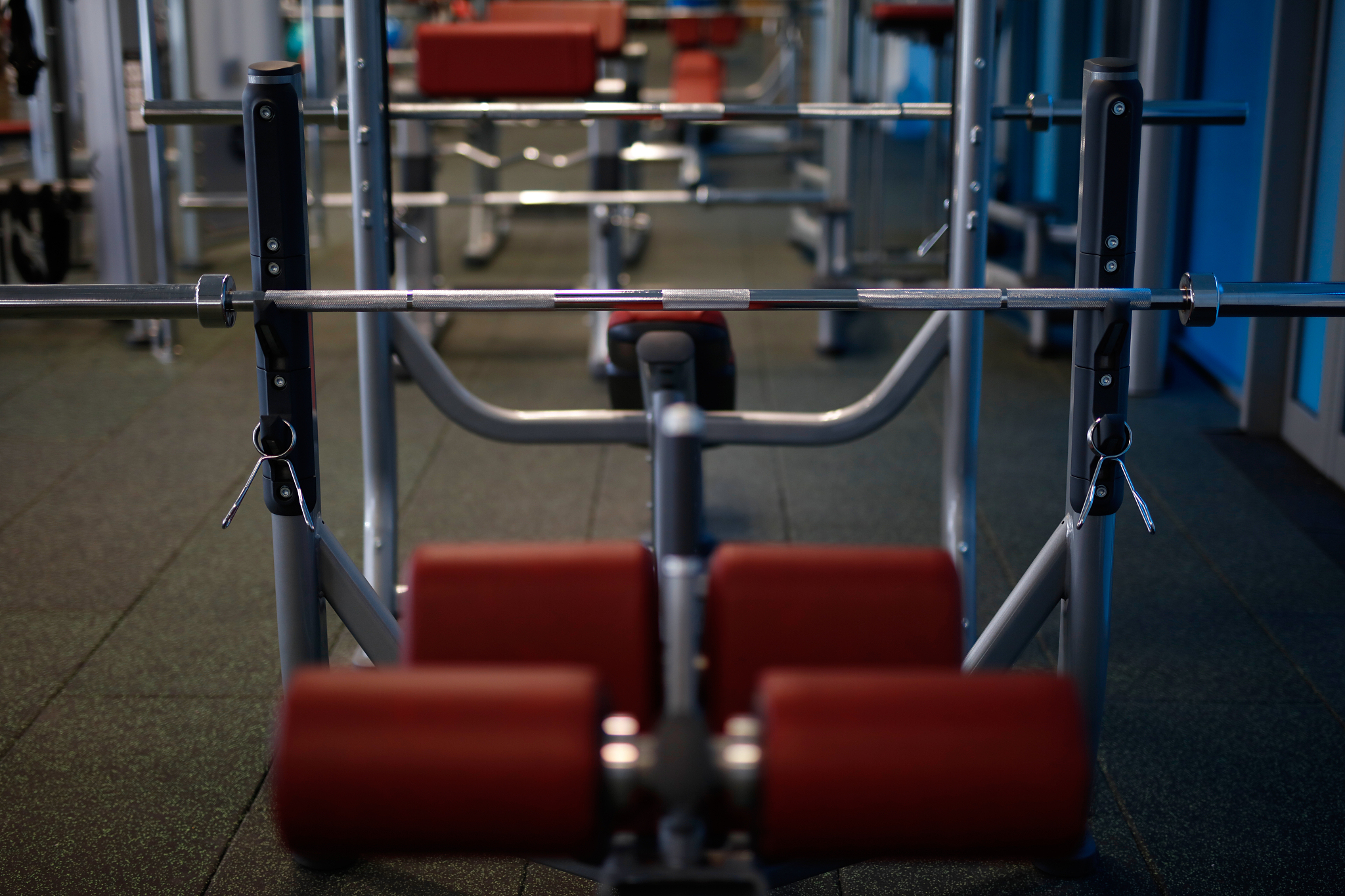 1 跑步机2 健身车3 划船机4 椭圆机5 倒立机6 跳绳7 哑铃8 杠铃9 坐姿推胸器10 肩部训练器11 台阶机12 腹肌轮13 拉力器14 坐姿划船机15 腿部训练器16 平衡球17 健腹轮18 挂钩训练器19 交替跑步机20 健身椅。翻译成英文