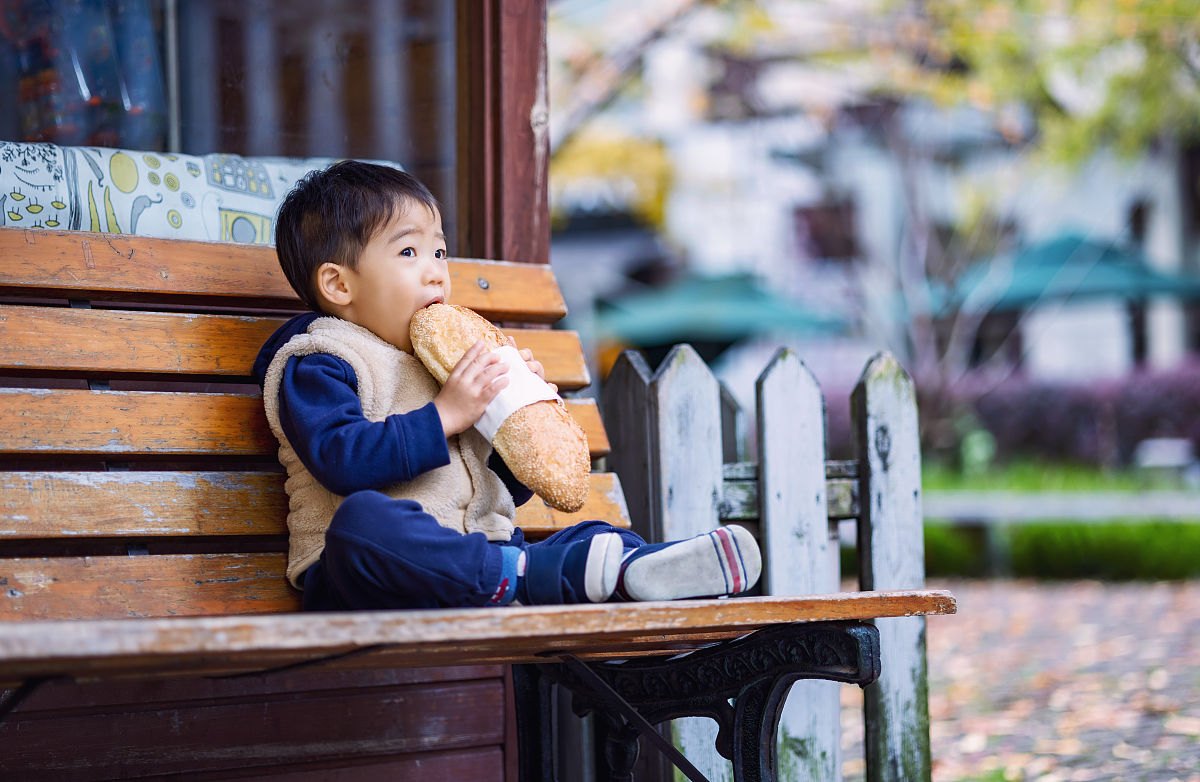 孩子吃面包