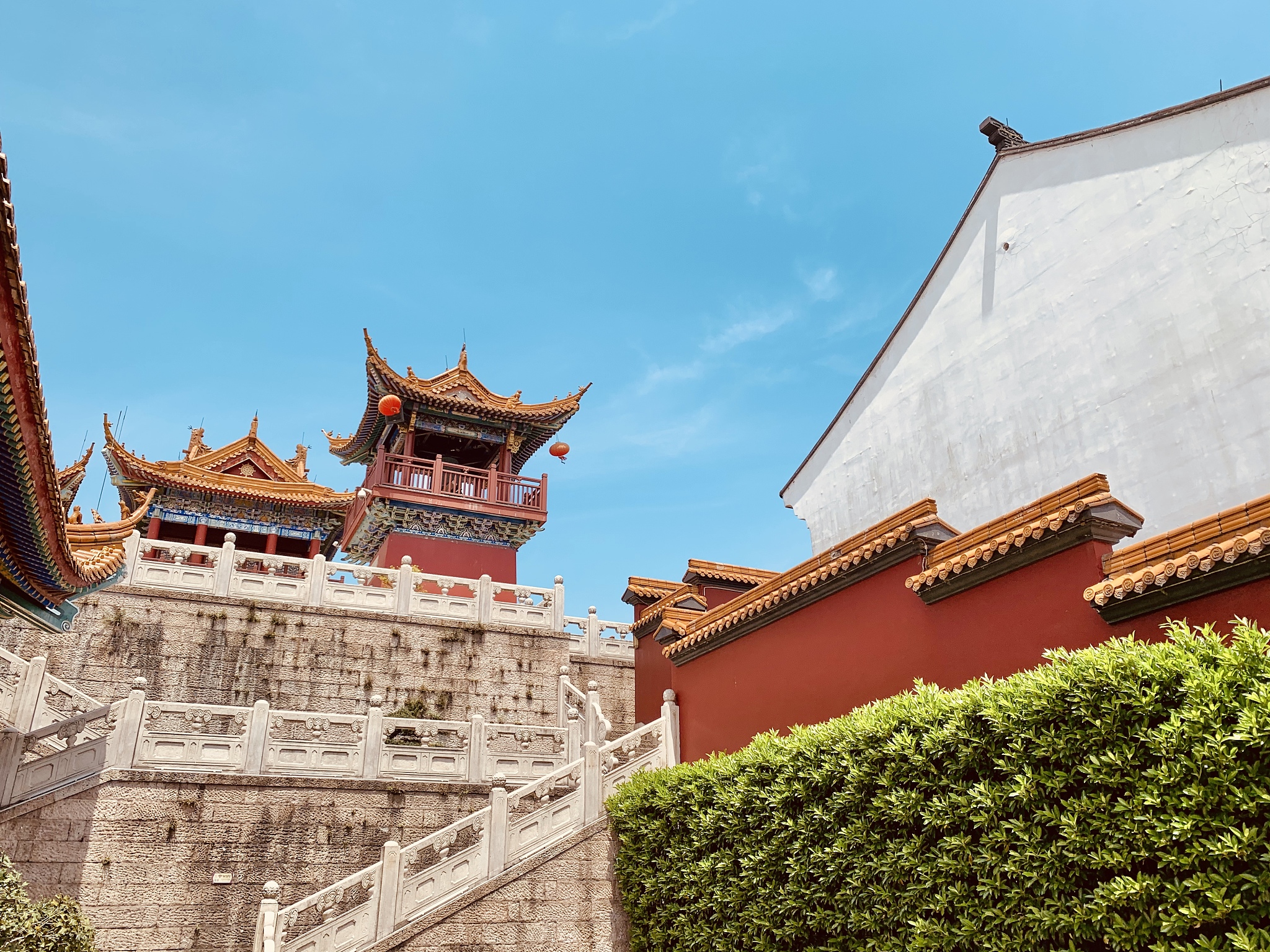 寺庙与山