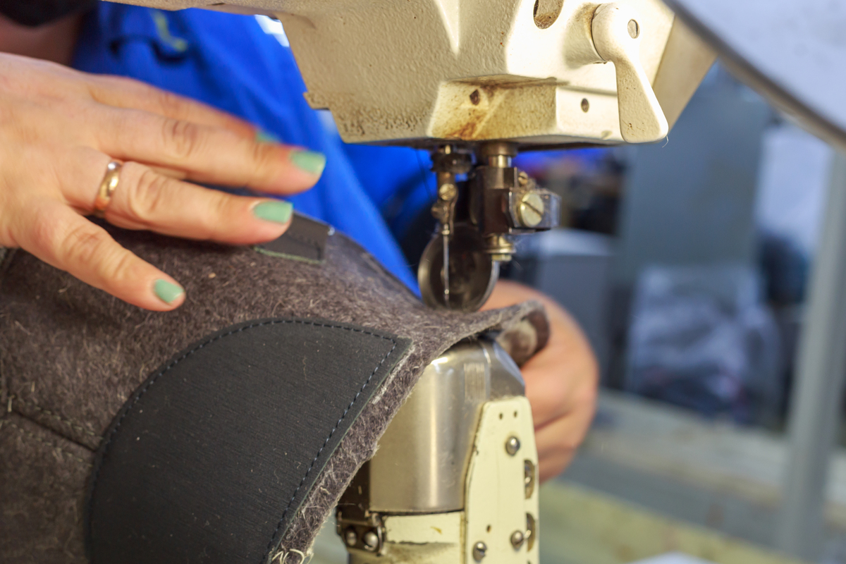 面料边缘修整方法：缝纫机、剪刀、火烧、织带