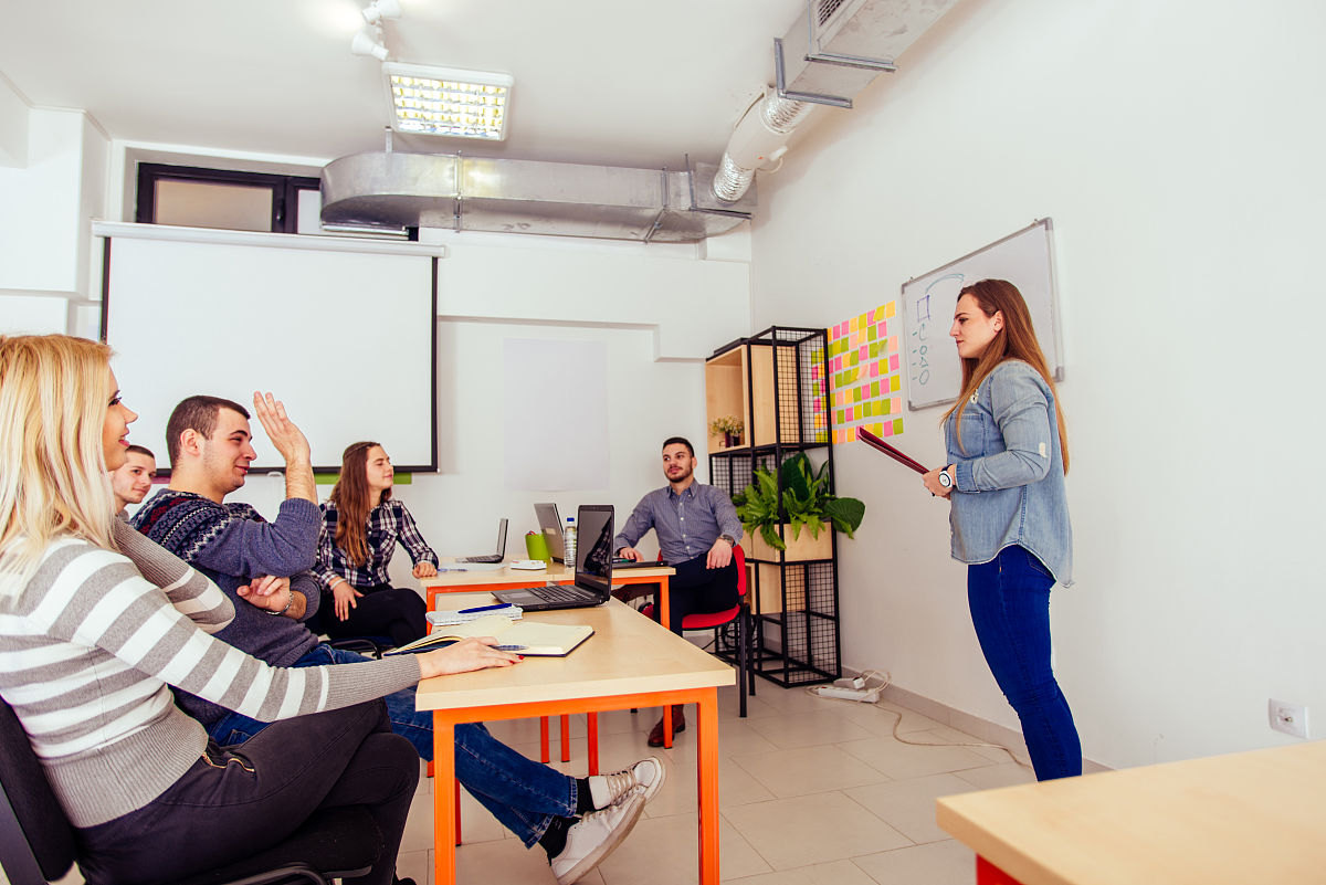 心理学专业学习者有一定的心理学理论基础实践过程能严格遵循心理工作过程中所共同尊崇的守则不但有符合科学研究范式的实验设计——设置实验组和对照组、进行前测和后测还强调艺术治疗活动的带领者有必要的资质有督导的参与确保实施的质量并对参与者的知情权益的保障 最重要的还有关于活动内容的保密原则的落实……这无疑对艺术治疗相关的活动效果提供了重要的保障也增也为研究结果的信度与效度增加了砝码。 进行扩写