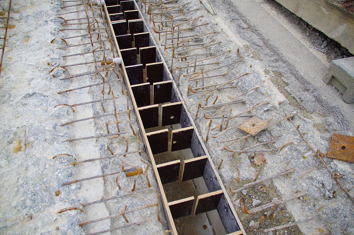 请对土木工程专业论文《 黄石道路桥梁施工中混凝土裂缝的成因及应对分析》的4 混凝土裂缝的应对策略 43 加强混凝土结构设计 进行写作 保证其内容合理性不要乱写：