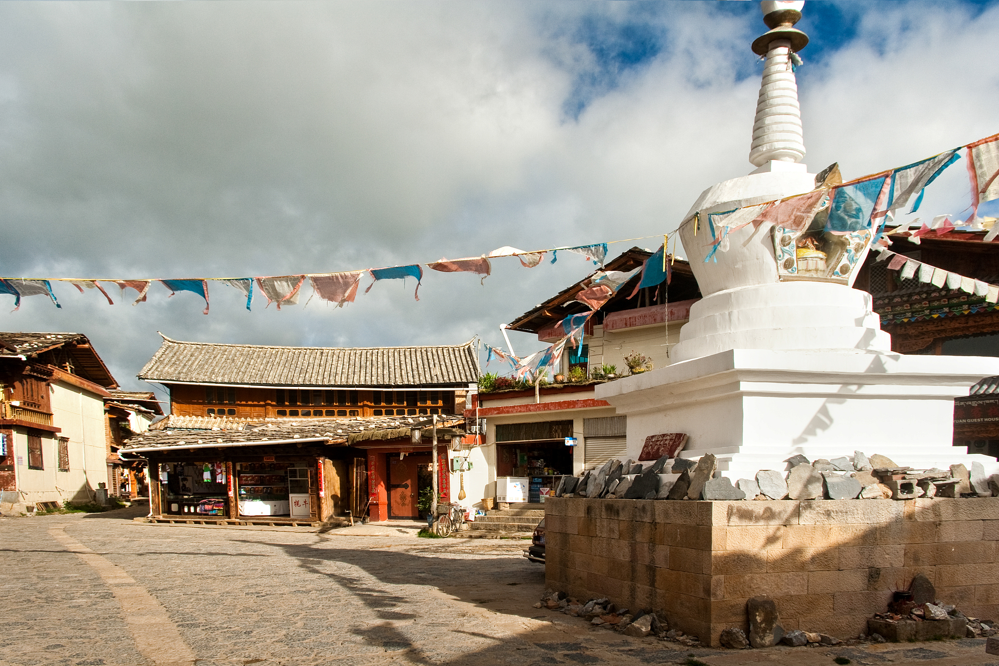 review this passage to express it in another English wayThe Shangri-La hotel faces many challenges The decreasing number of business clients and restaurant bookings were the main topics of discussion