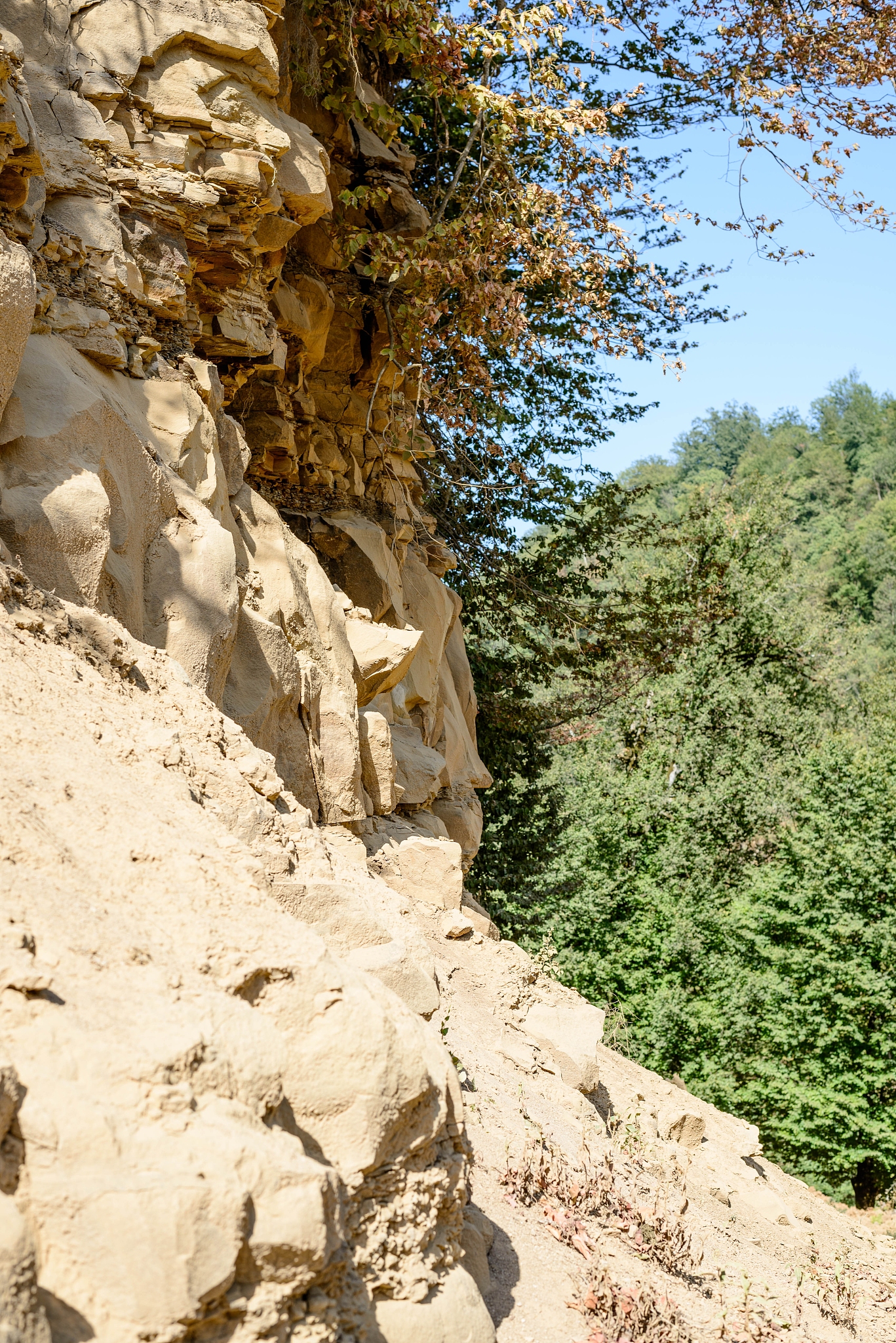 Yugong Yishan English scriptThere were two high mountains between Jizhou in the south and Heyang in the north One was called Taihang Mountain and the other Wangwu Mountain Both of the mountains were v