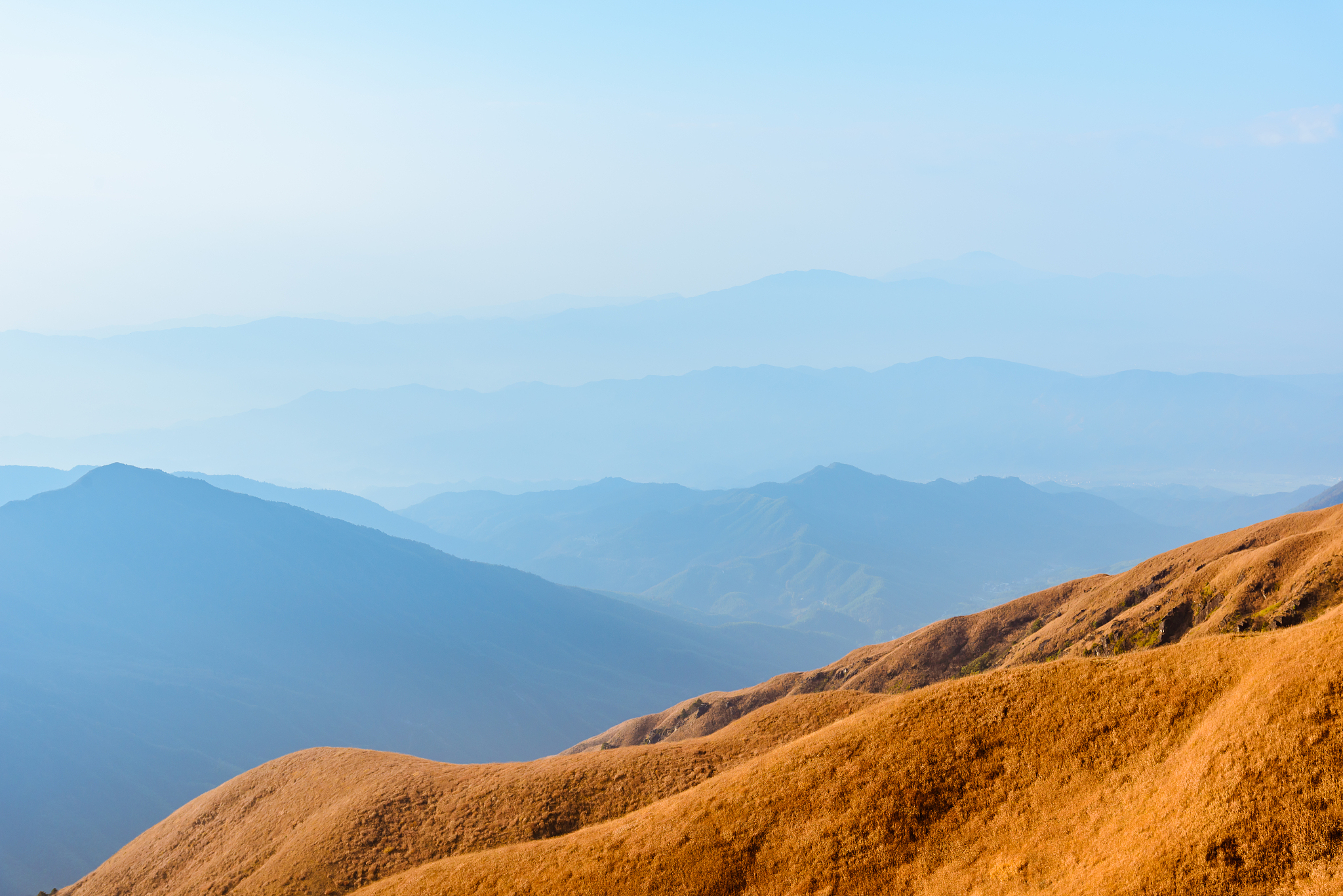 以会当凌绝顶一览众山小为题写一篇北京市中考作文文体为记叙文要详细描写战胜困难爬上山顶的心路历程过程中要有波澜不能平铺直叙同时穿插对山上美丽风景的描述文字要体现出美感。要让人感觉只有通过不懈的坚持和努力才能见到最好的风景才能实现最后的成功进而感悟人生的哲理。字数在1000字左右。开头和结尾要点题。
