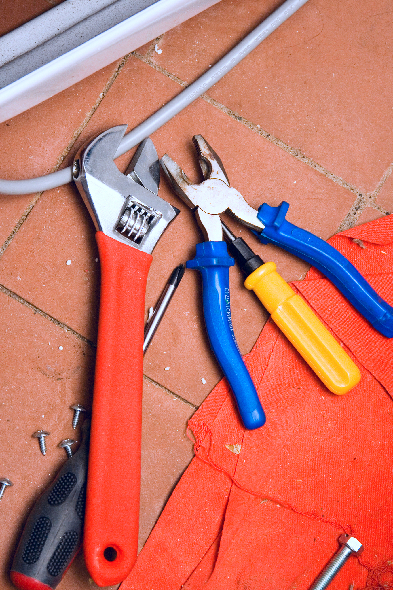 114型水管扳钳 vs 74型：如何选择合适的水管工具？