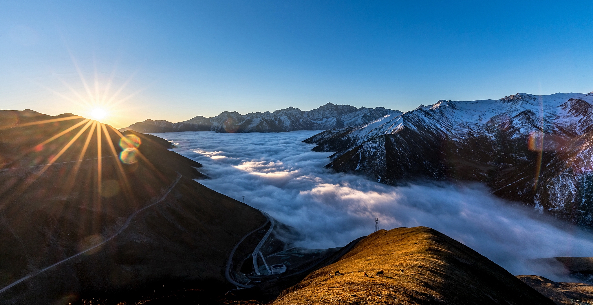 日照金山景观与光的散射的关系