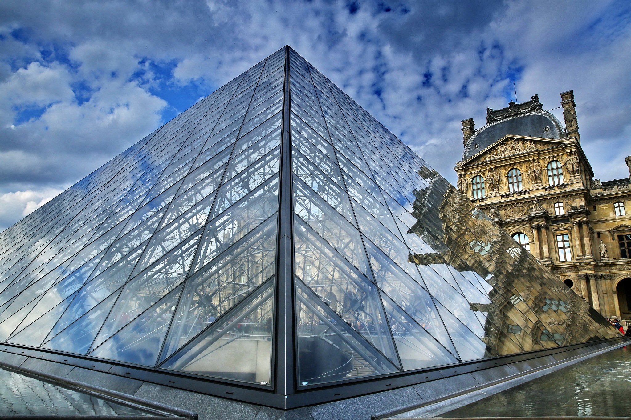 卢浮宫金字塔：现代与历史的交汇