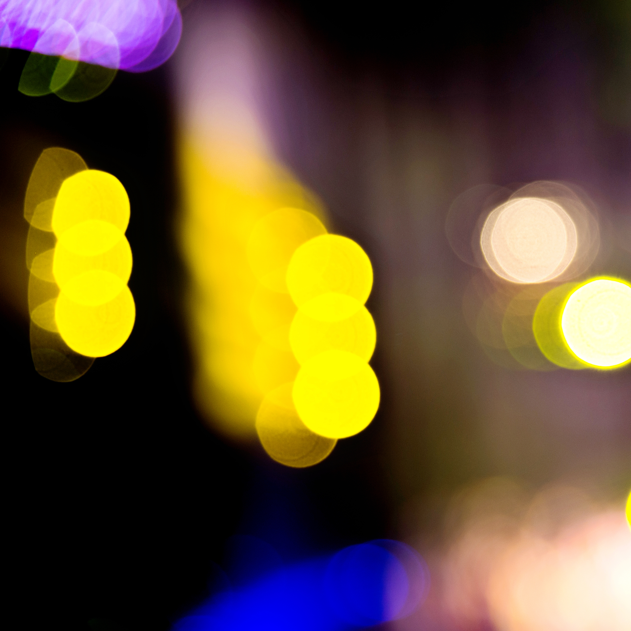 在晚上使用灯光环境时在拍摄中需调整几次白平衡